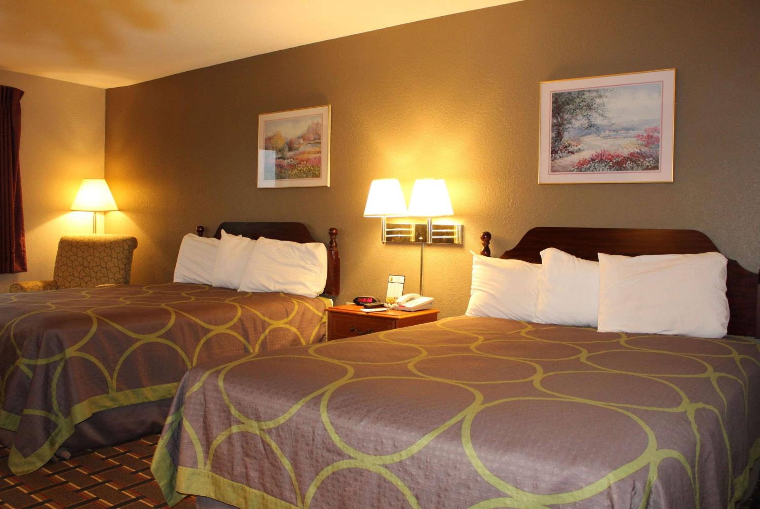 Queen Room with Two Queen Beds - Non-Smoking - Photo 2
