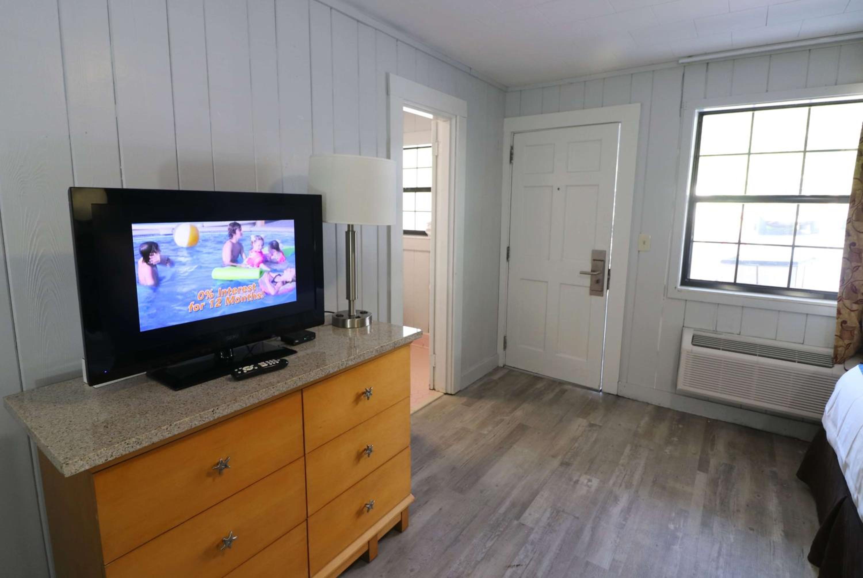 Queen Room with Two Queen Beds - Non-Smoking - Photo 3
