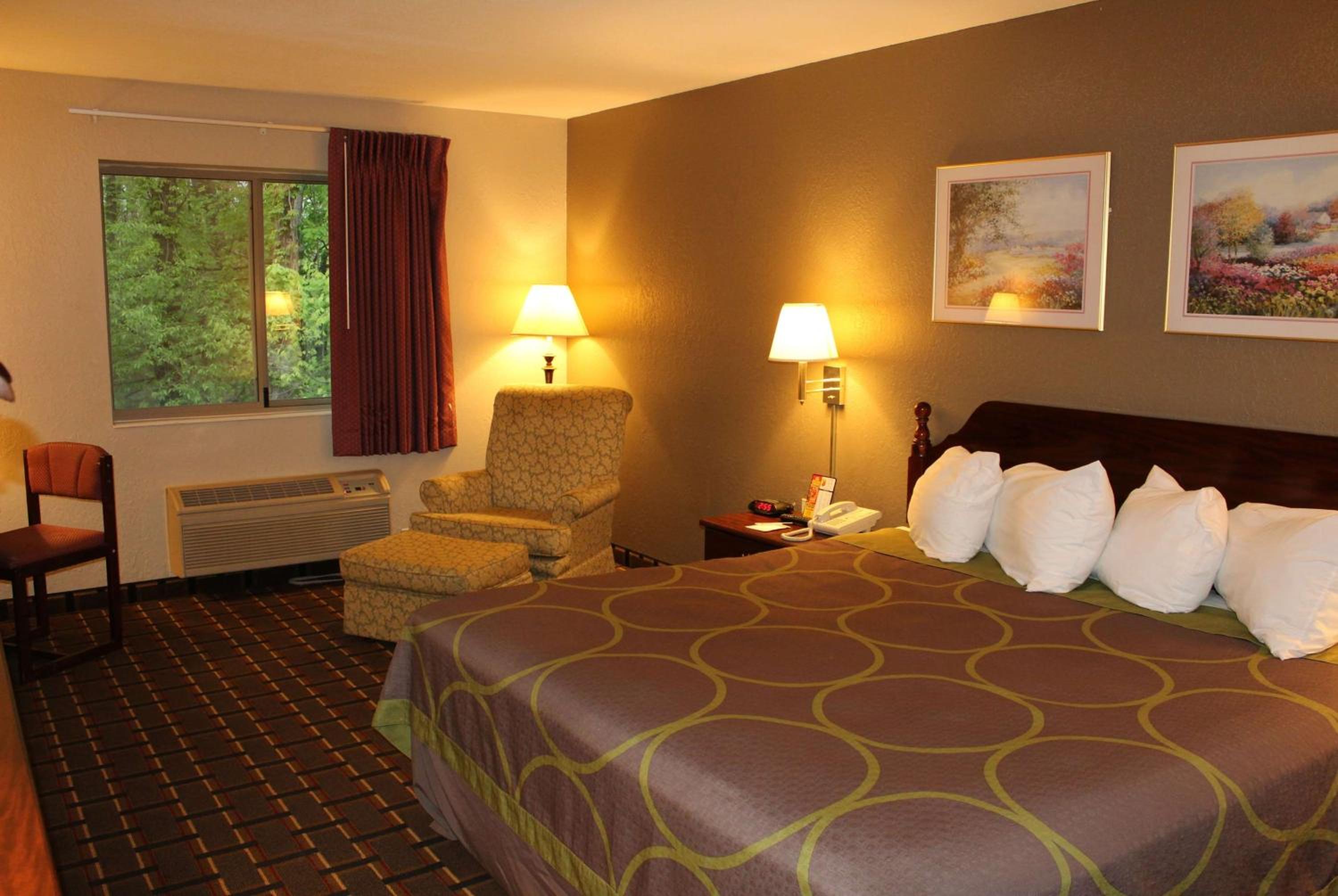 King Room - Non-Smoking - Photo 8