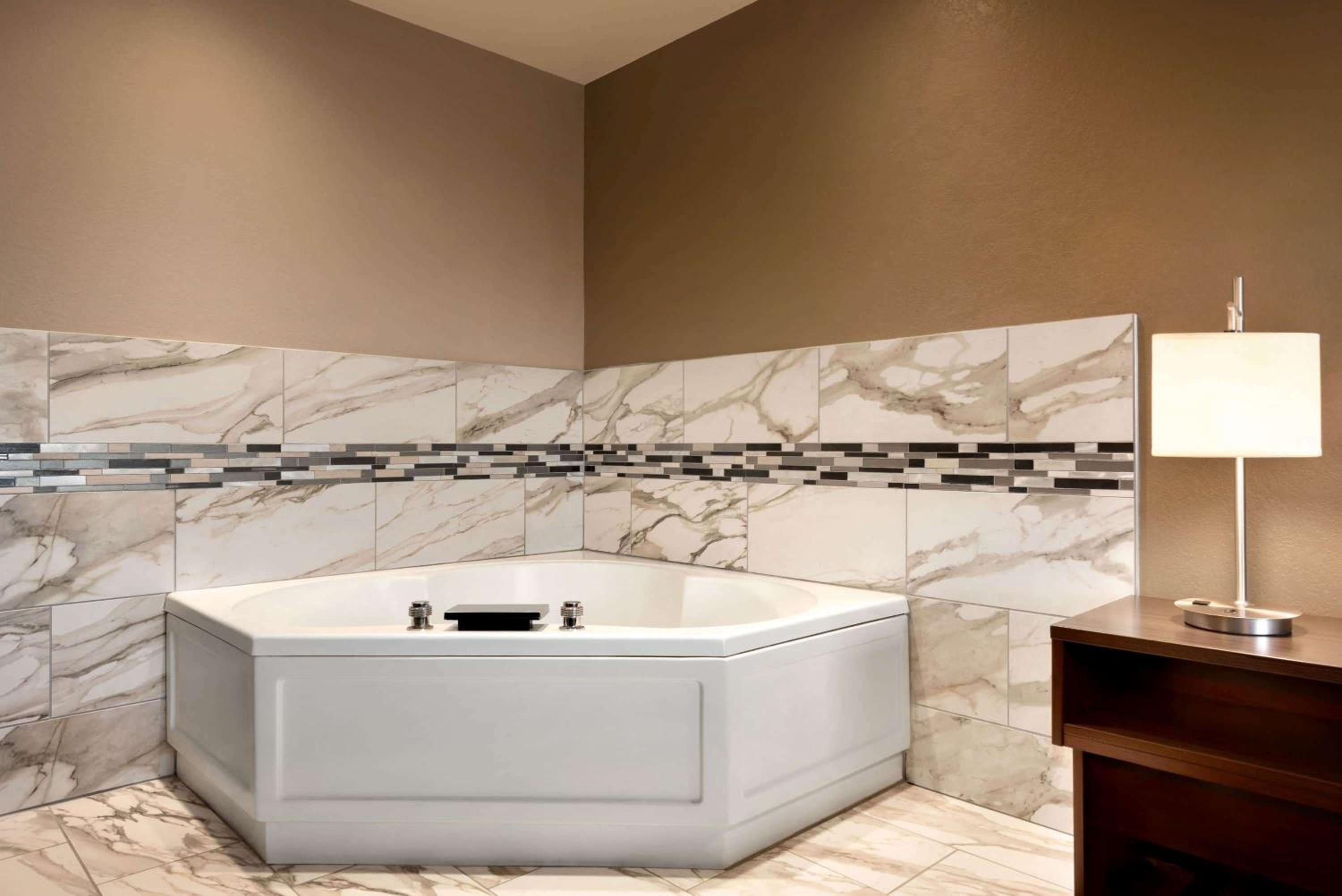 1 King Bed, Studio Suite, Whirlpool, Smoking - Photo 6