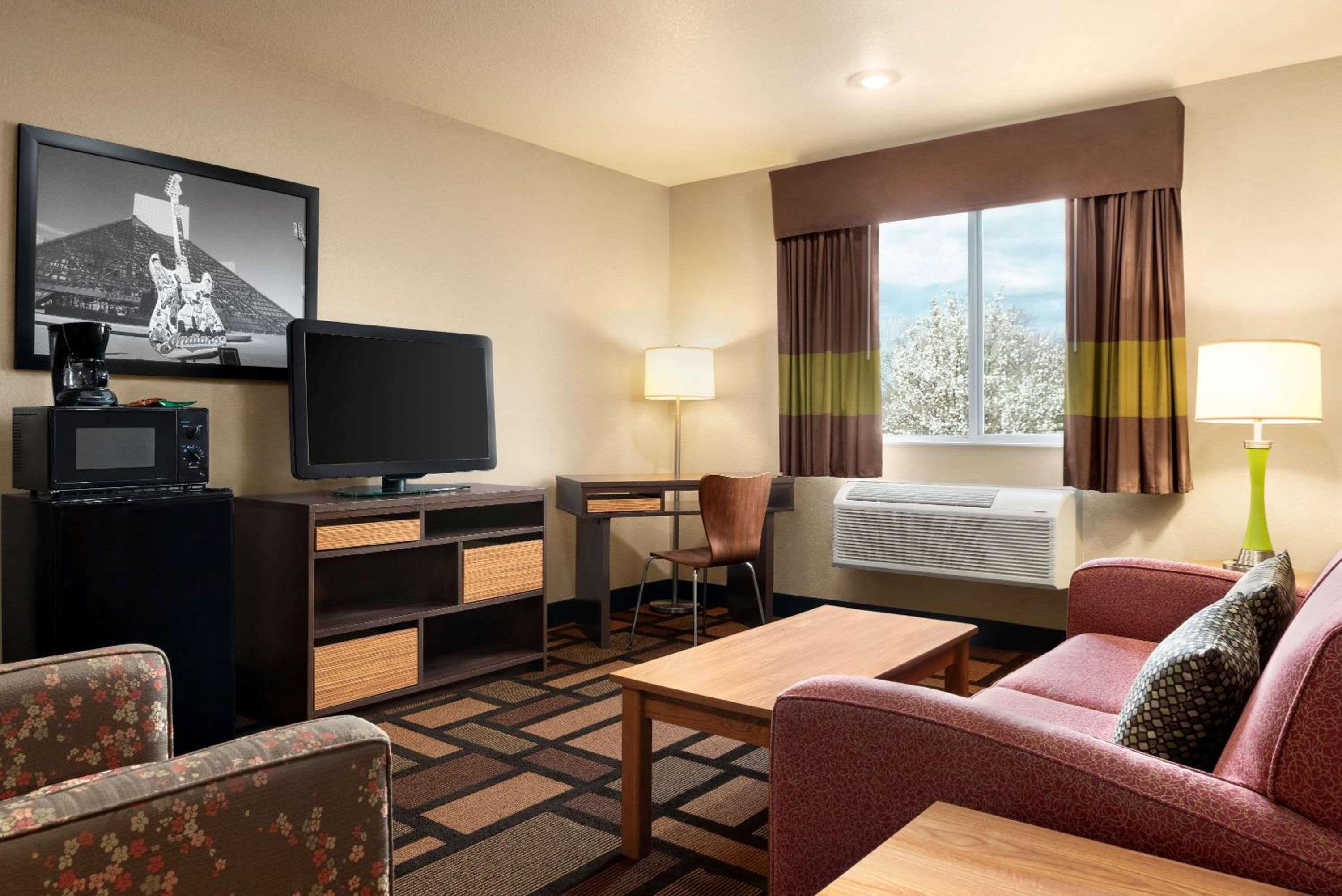 1 King Bed, One-Bedroom, Suite, Non-Smoking - Photo 7