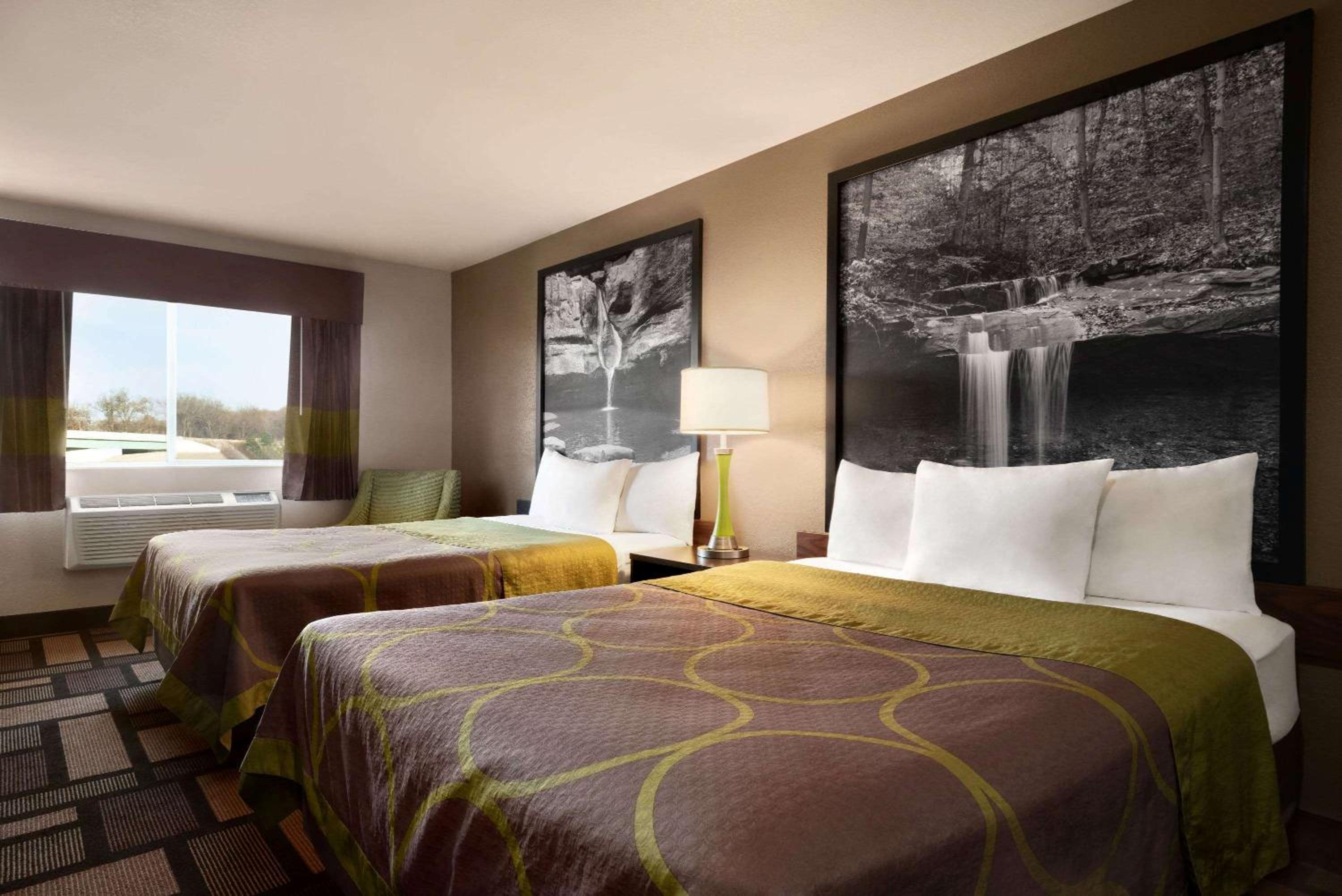 Queen Room with Two Queen Beds - Non-Smoking - Photo 1
