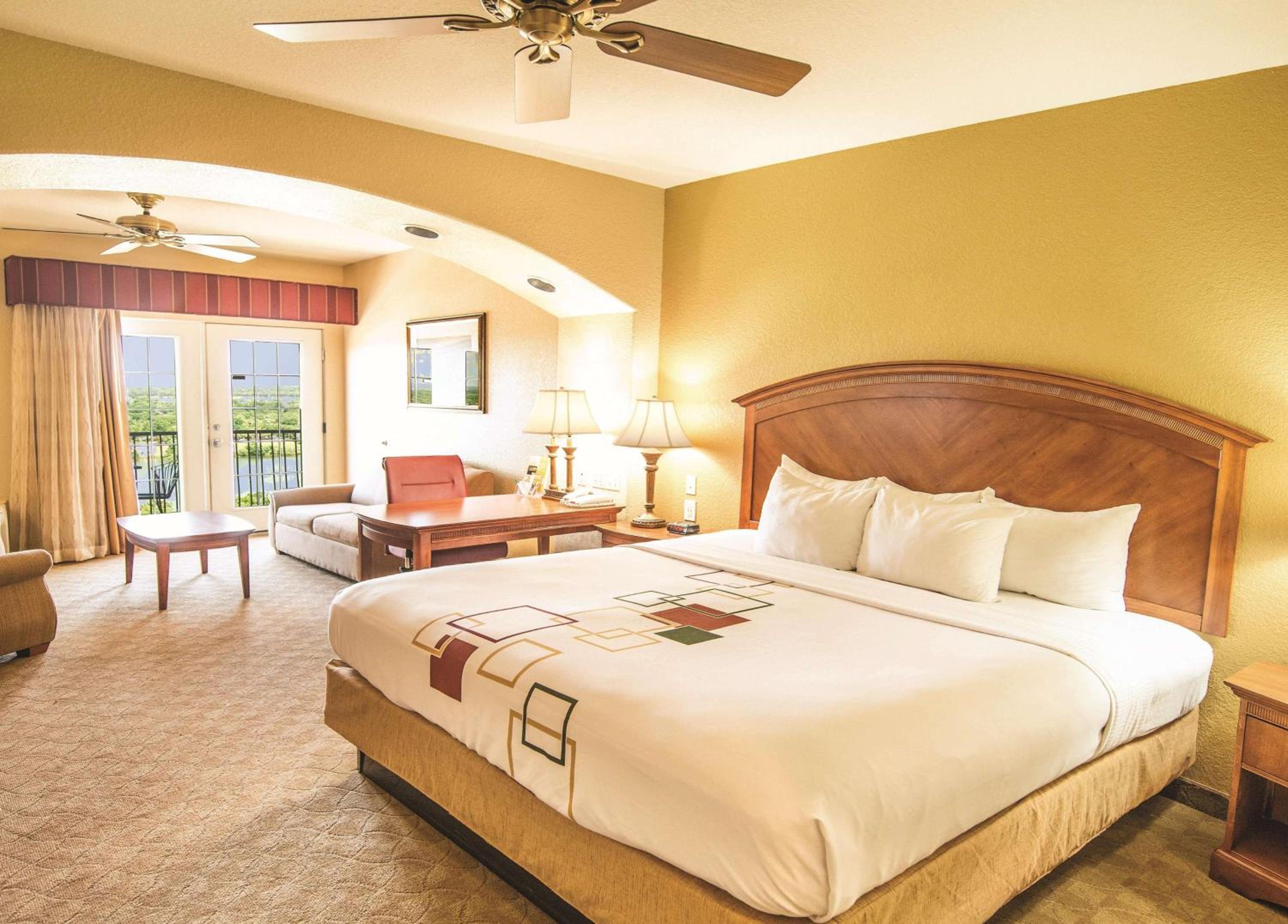 Executive King Suite with Balcony and Lake View - Lower Floor - Photo 1