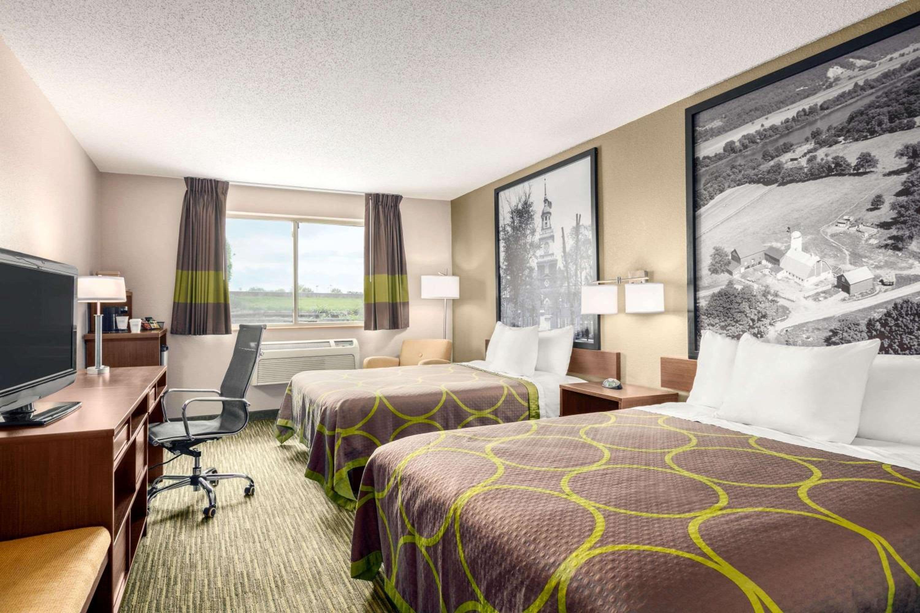 Queen Room with Two Queen Beds - Non-Smoking - Photo 1