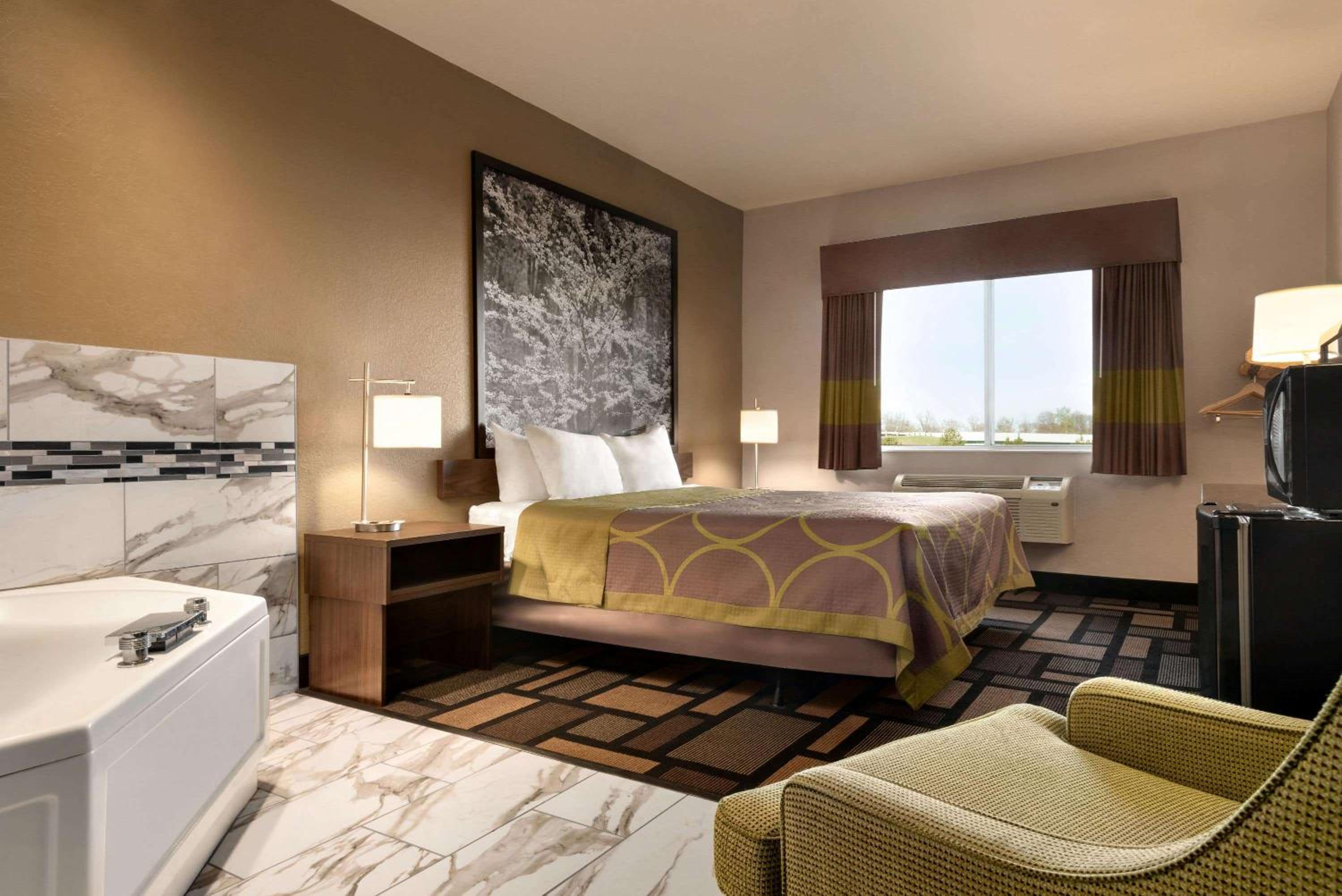1 King Bed, Studio Suite, Whirlpool, Smoking - Photo 1