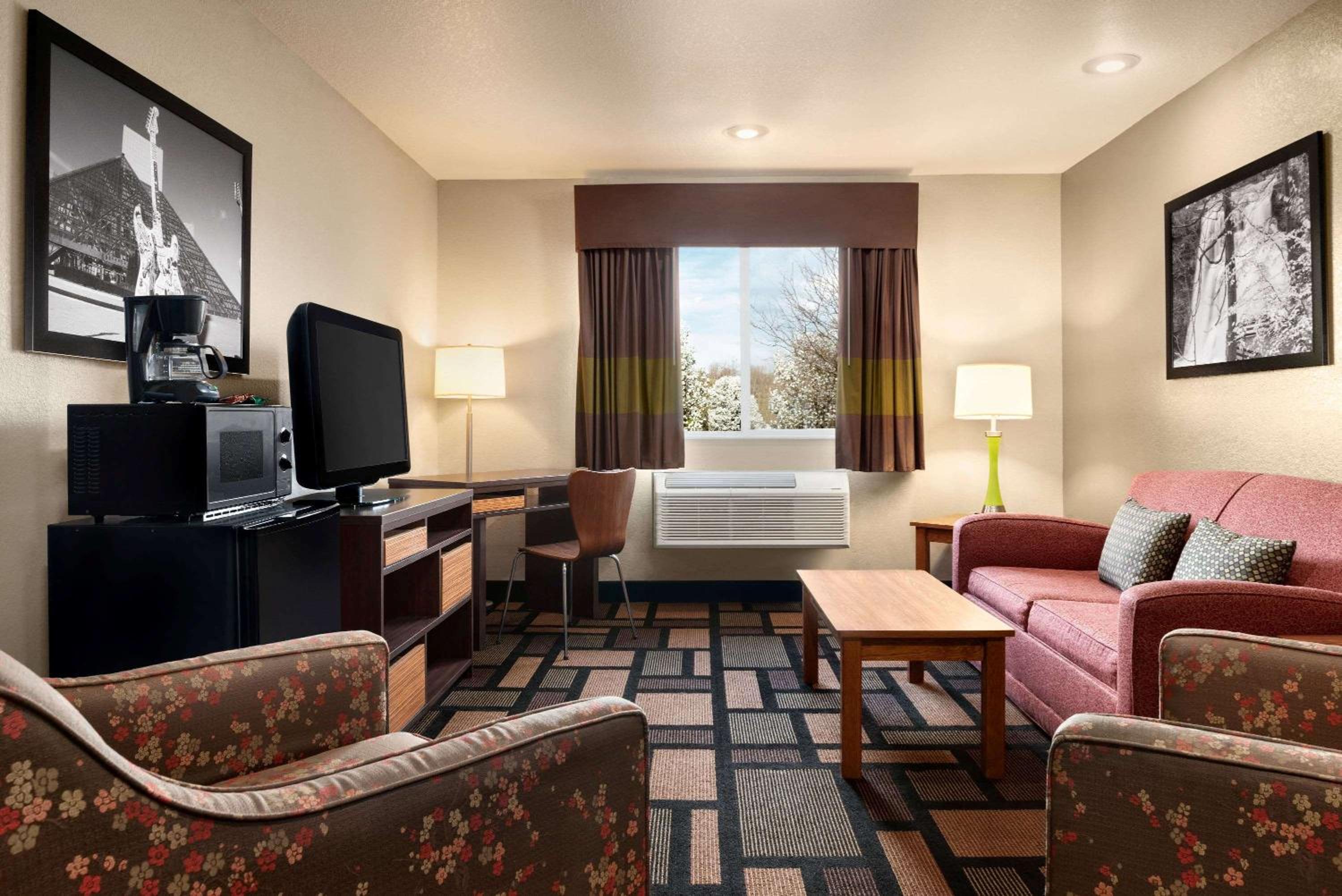 1 King Bed, One-Bedroom, Suite, Non-Smoking - Photo 1