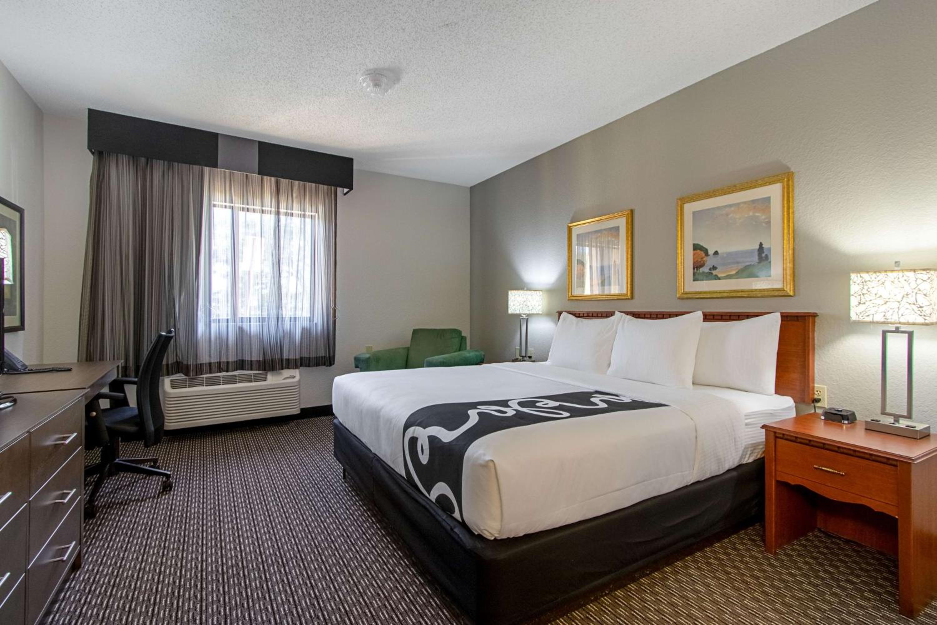 Deluxe King Room photo 2