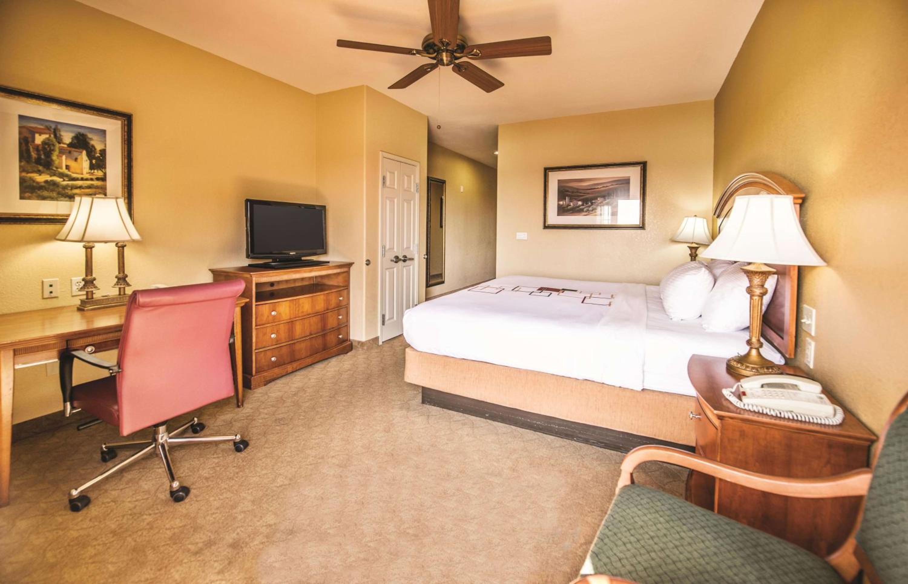 King Room with Balcony and Lake View - 2nd Floor - Photo 1