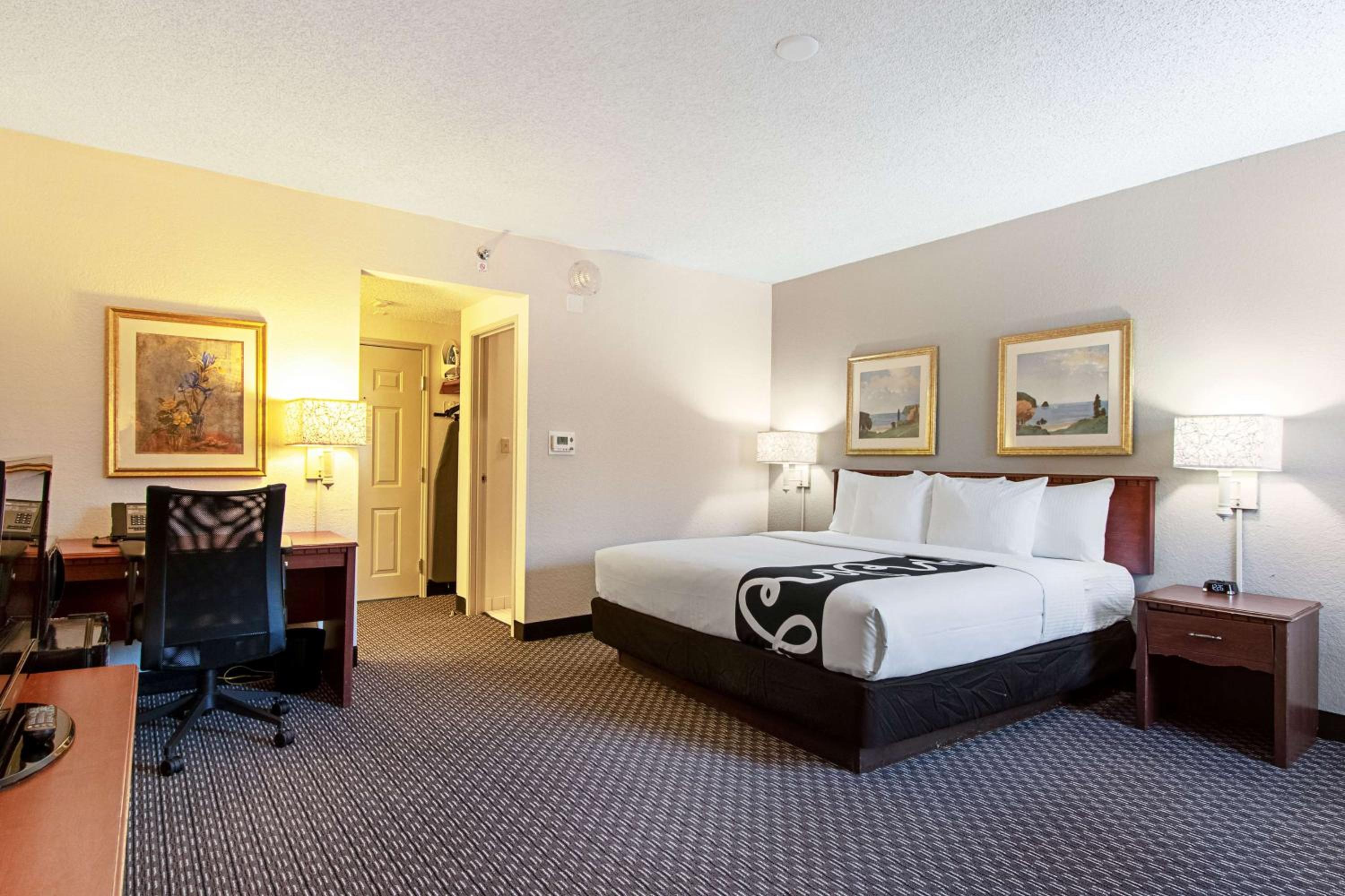 Deluxe King Room photo 3