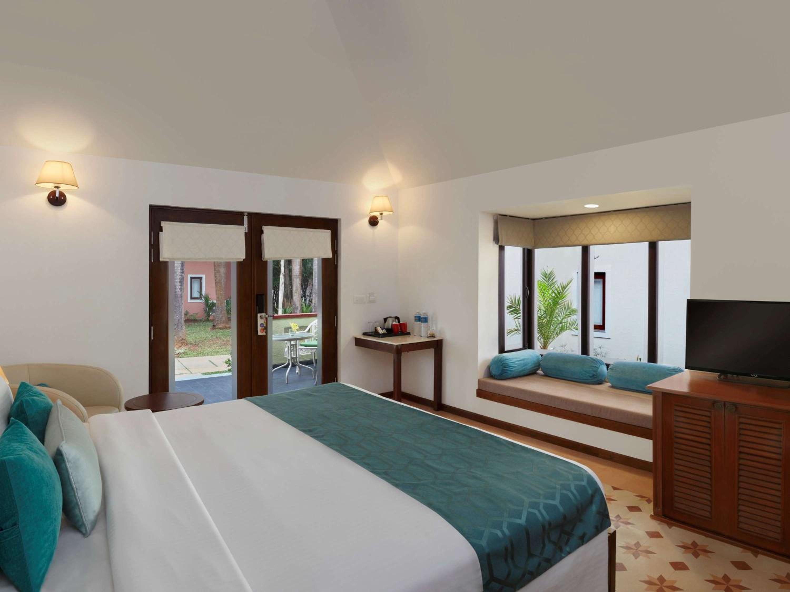 Boutique Villa King Room with Pool View - 4 pints of beer bucket per stay, 10% Discount on Food & Beverages, Laundry and SPA