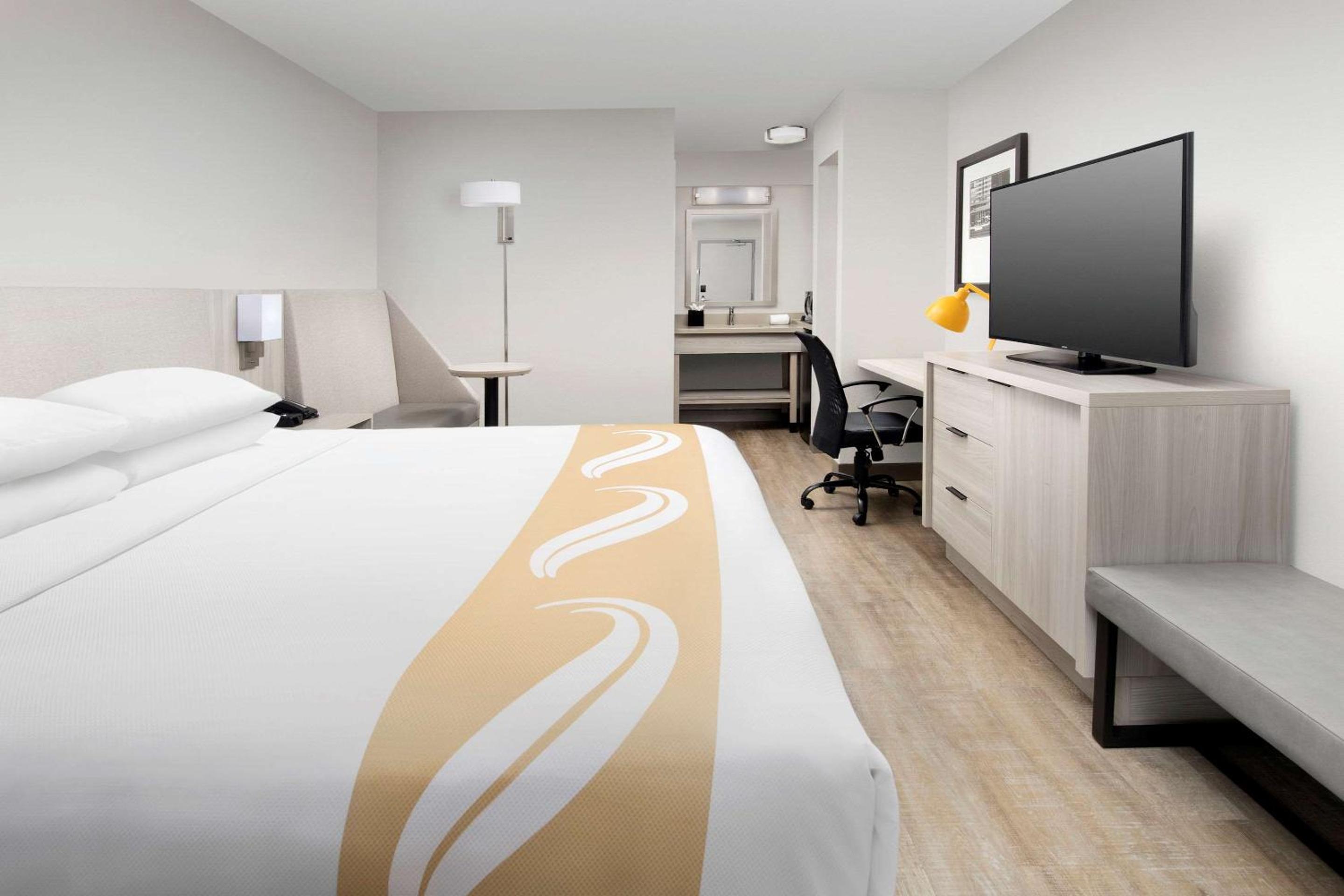Upgraded King Room- Non Smoking - Photo 3