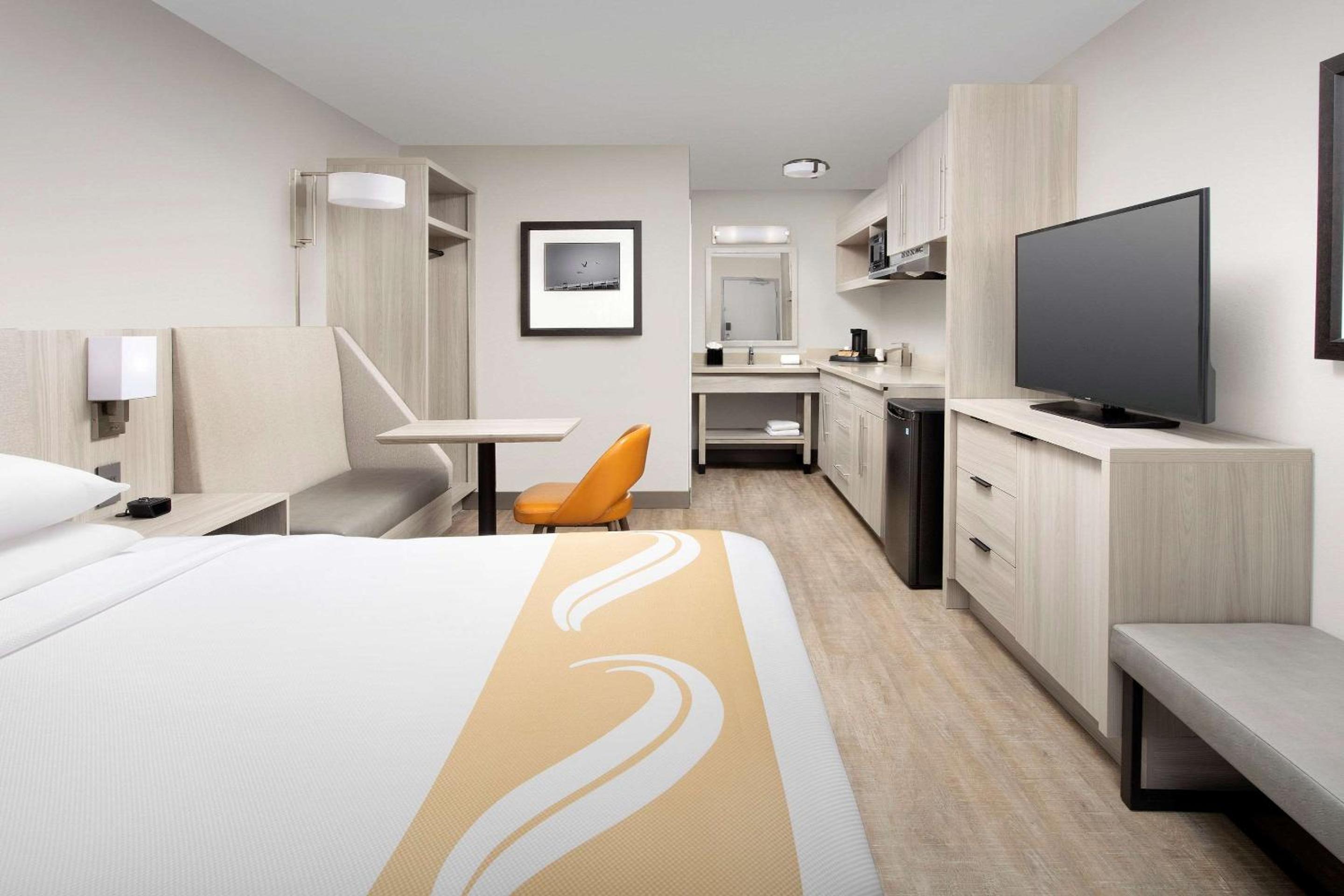 Efficiency Room with King Bed - Non Smoking - Photo 1