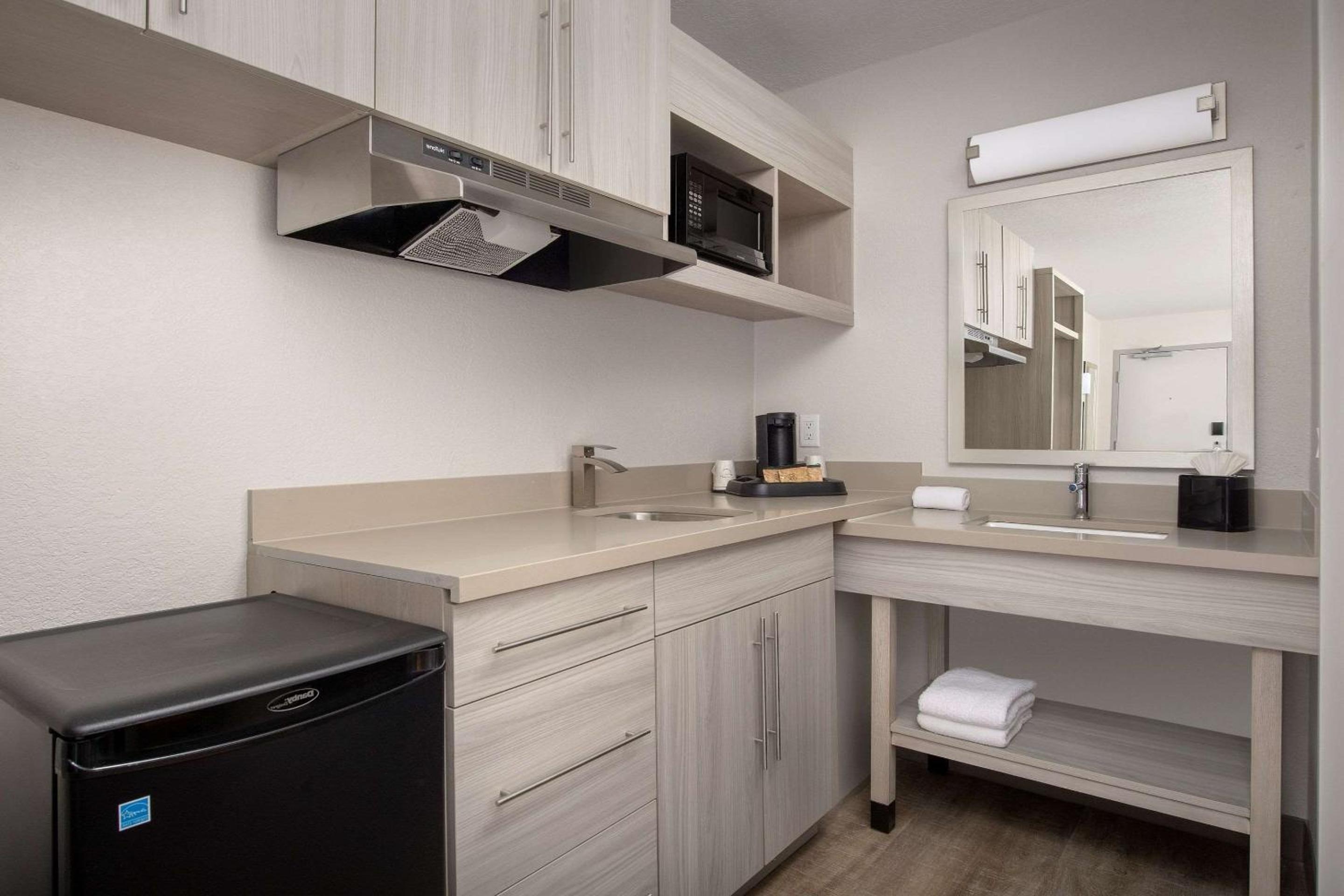 Efficiency Room with King Bed - Non Smoking - Photo 4