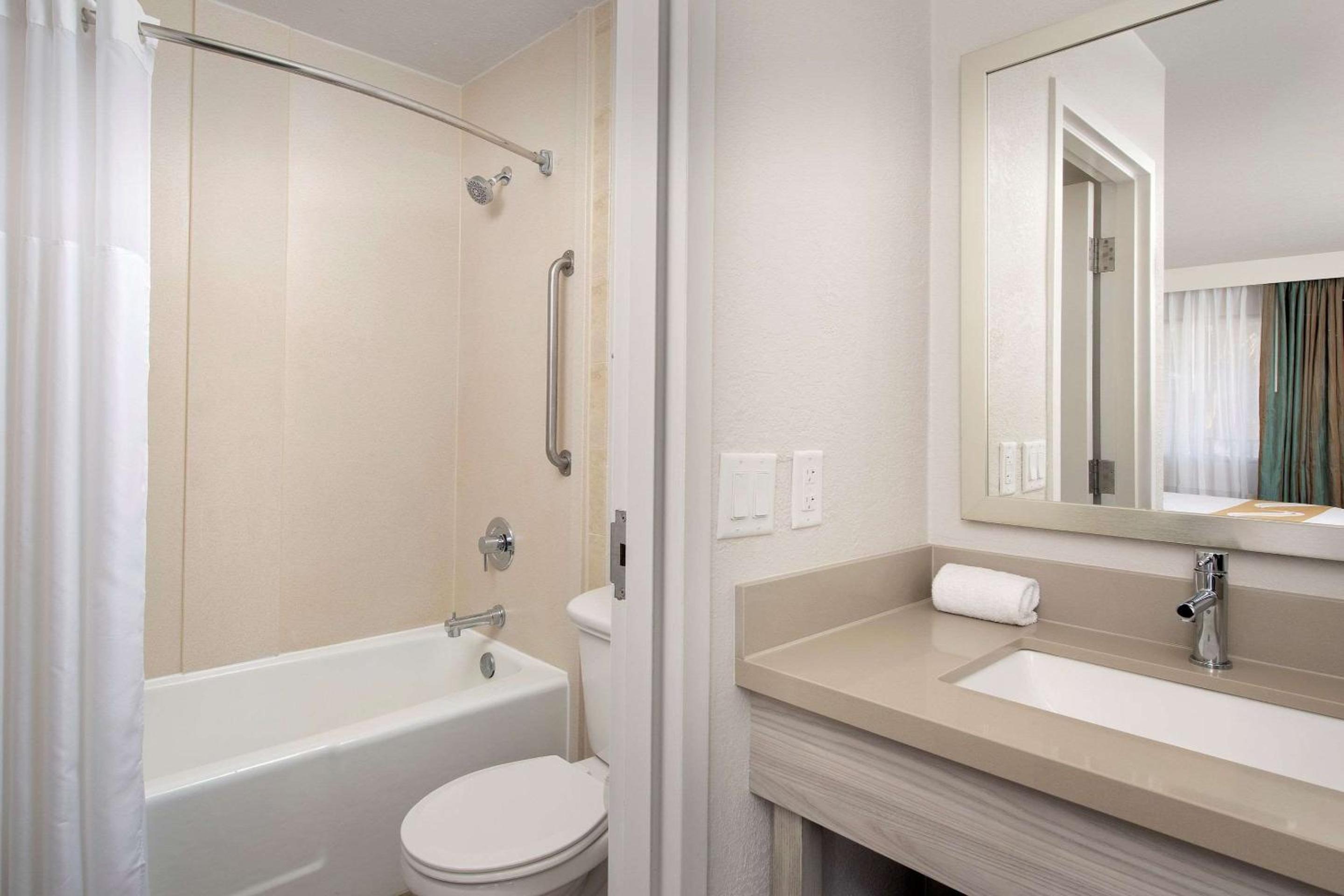 Efficiency Room with Two Double Beds - Non-Smoking - Photo 4