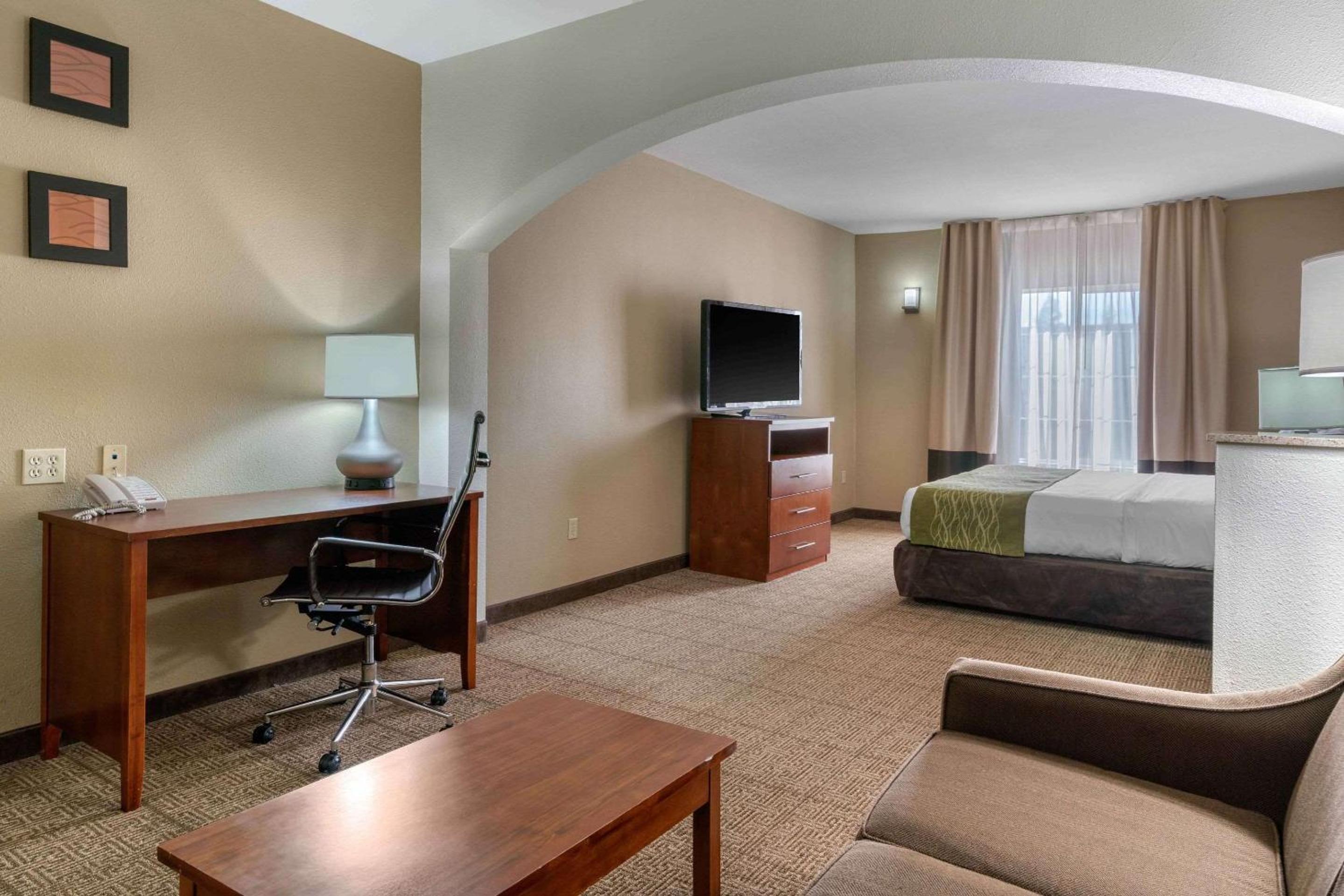 King Suite - Non-Smoking - Photo 2