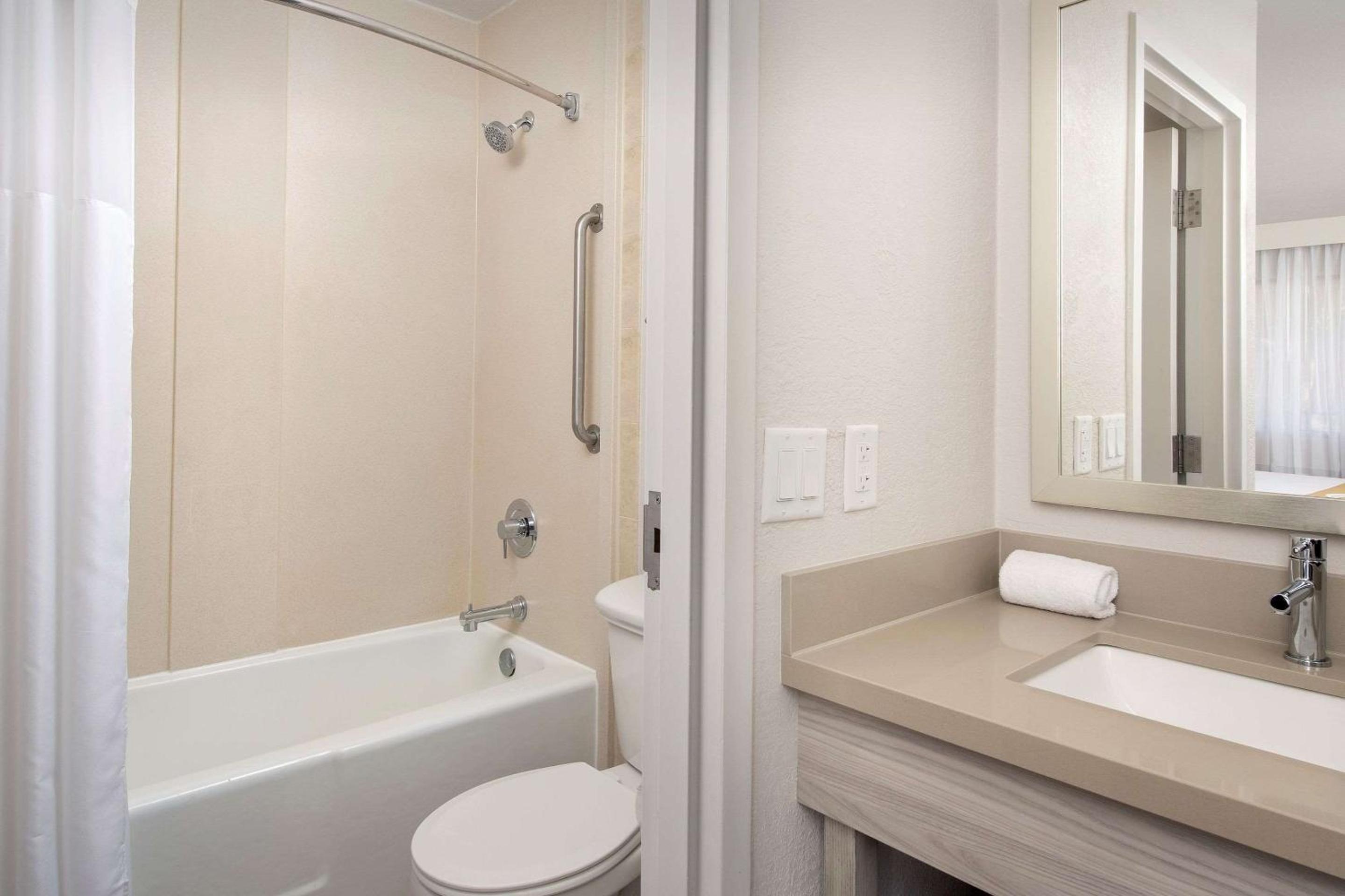 Efficiency Room with King Bed - Non Smoking - Photo 5