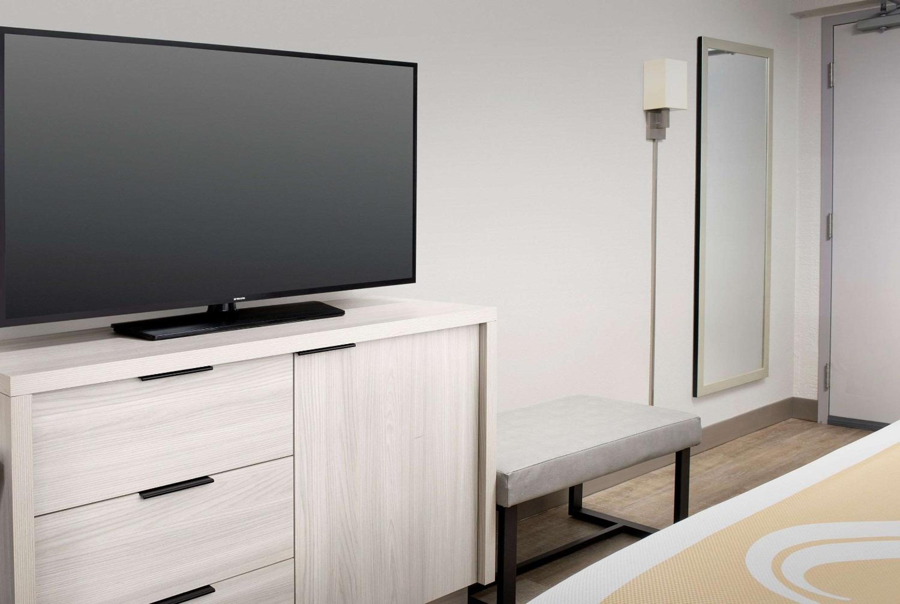 Efficiency Room with King Bed - Non Smoking - Photo 3