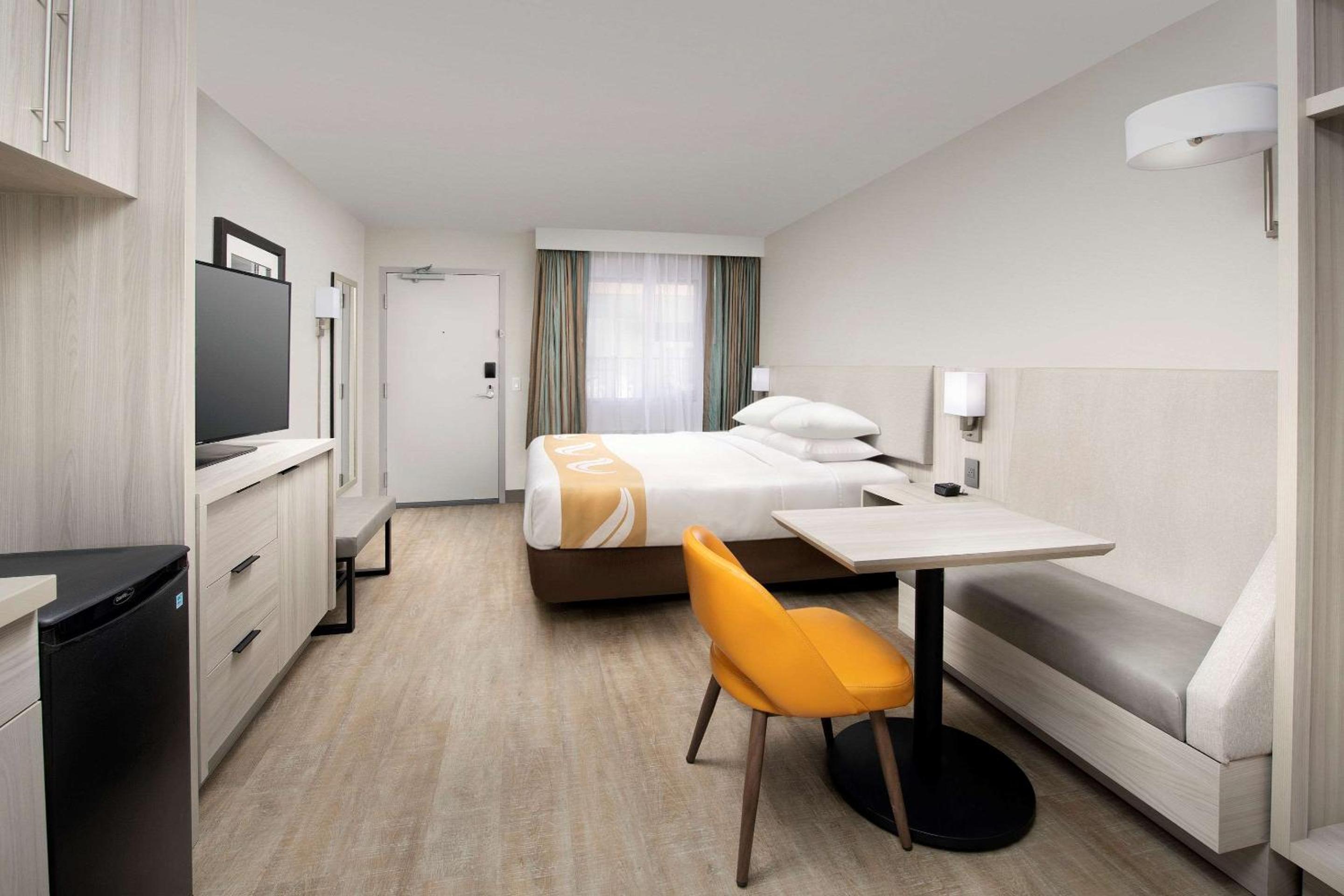 Efficiency Room with King Bed - Non Smoking - Photo 2