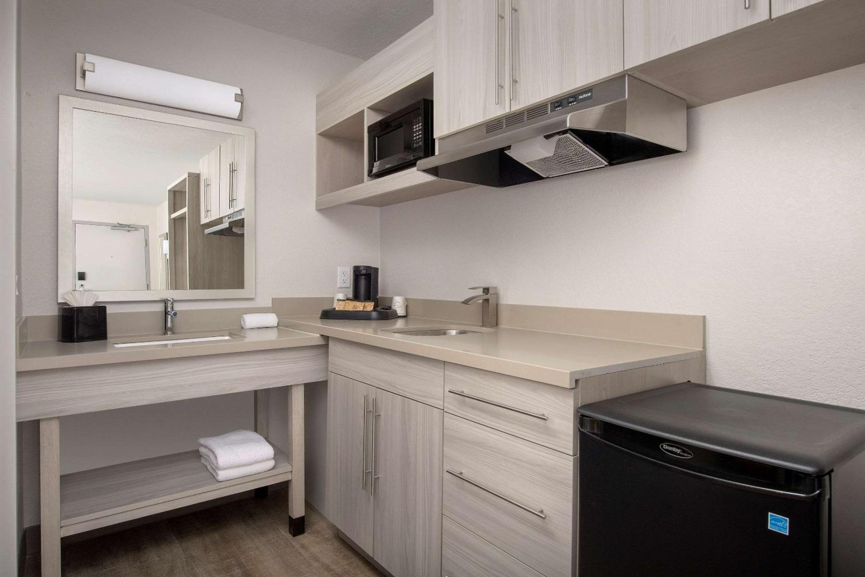 Efficiency Room with Two Double Beds - Non-Smoking - Photo 2