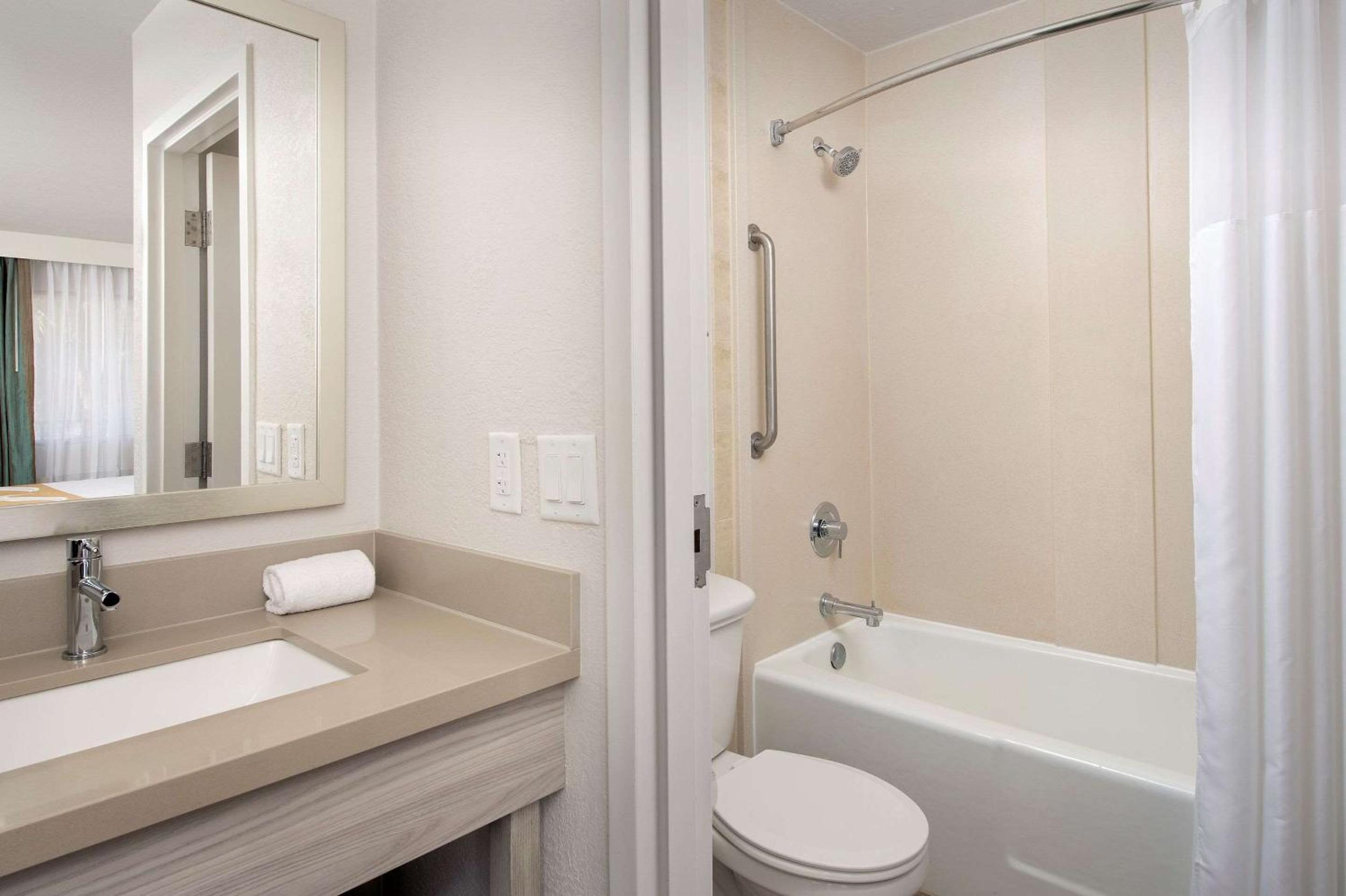 King Room - Non-Smoking - Photo 4