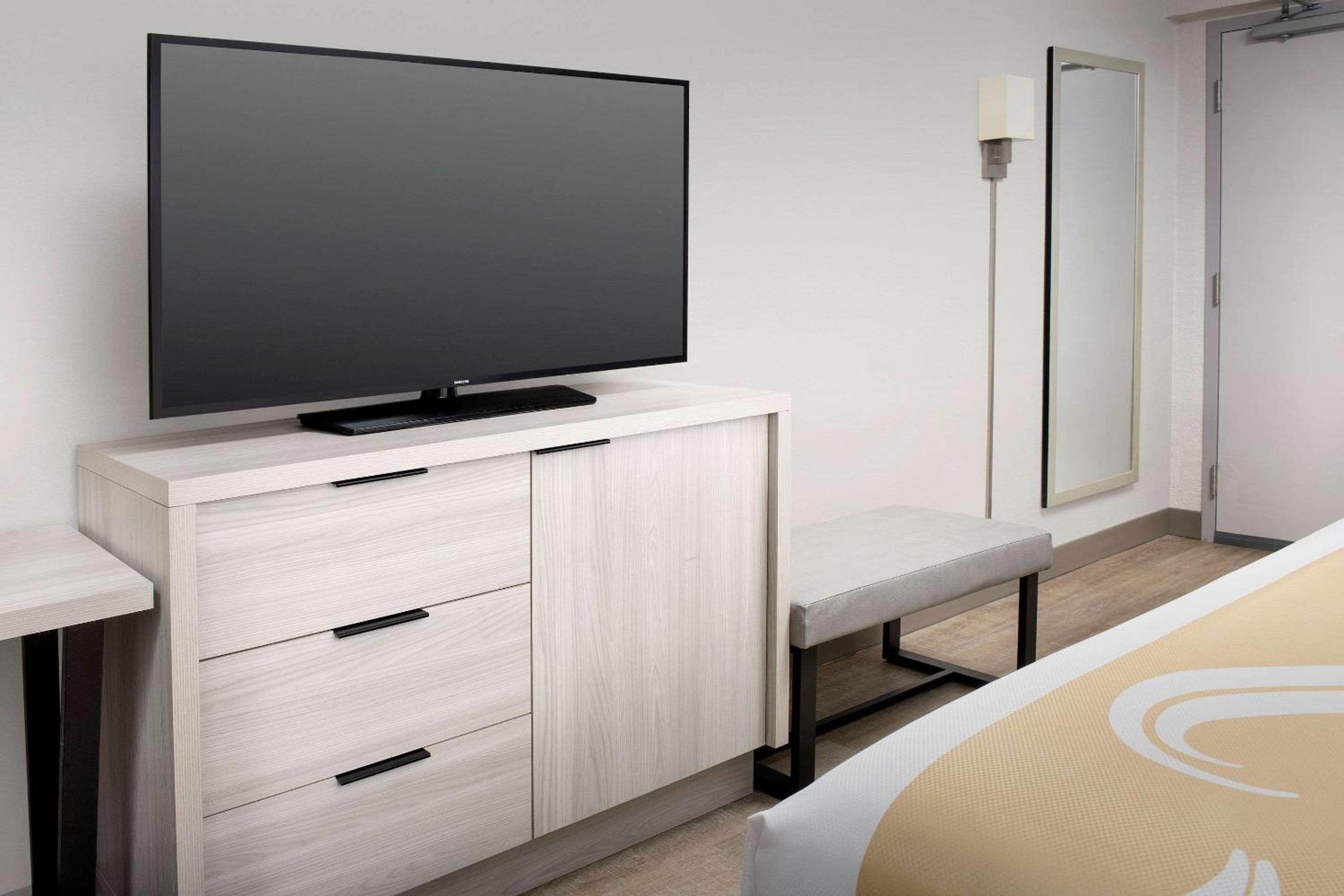 Upgraded King Room- Non Smoking - Photo 4
