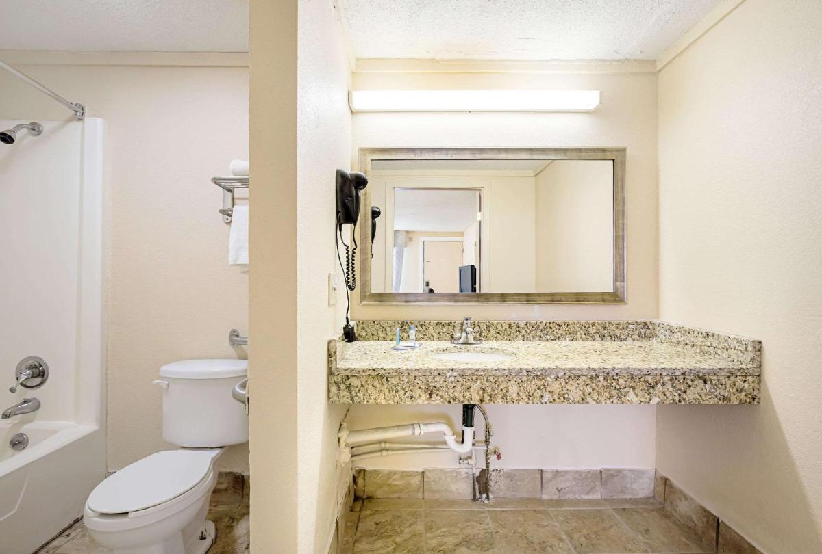 King Room - Accessible/Non-Smoking photo 2