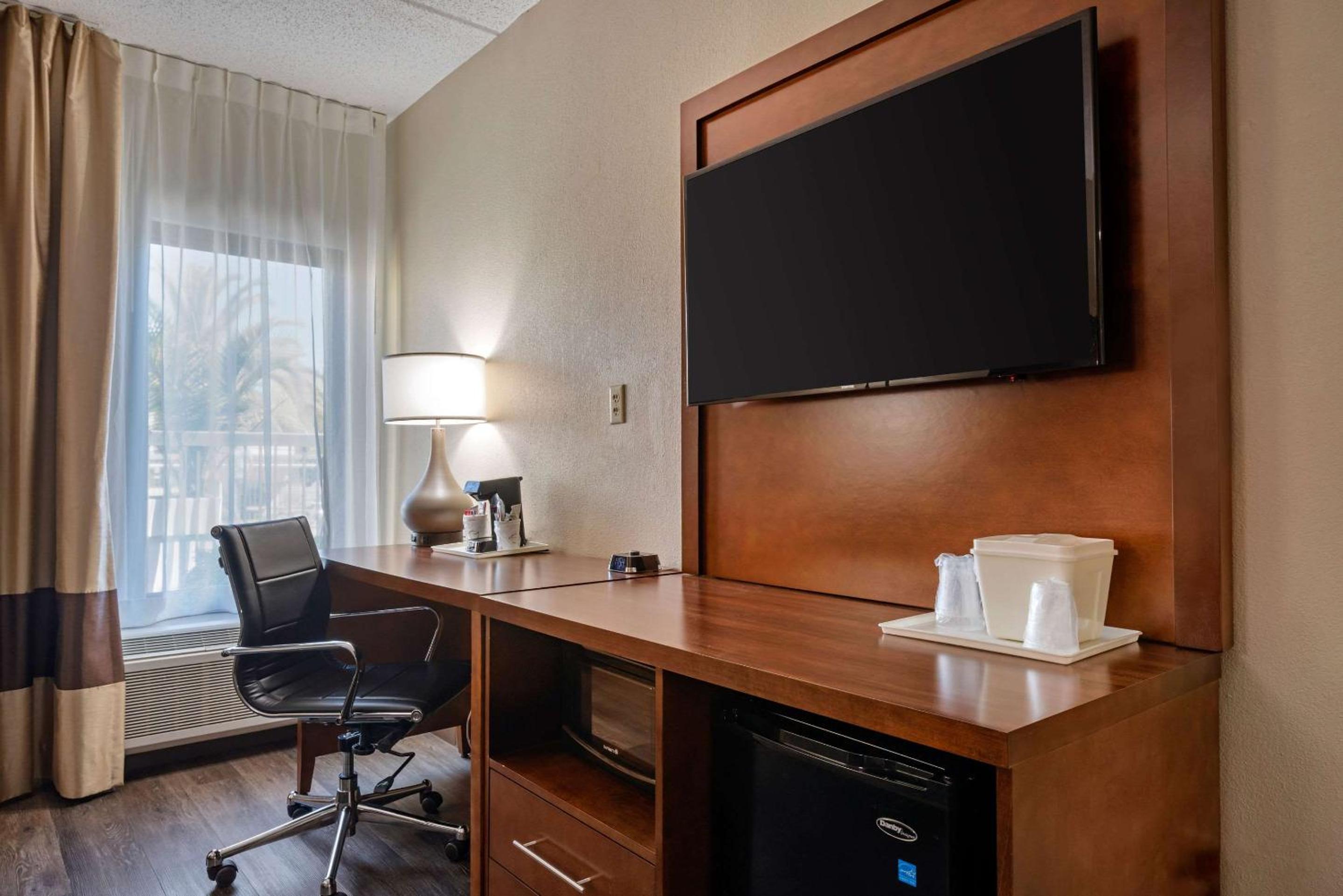 King Room - Non-Smoking photo 3