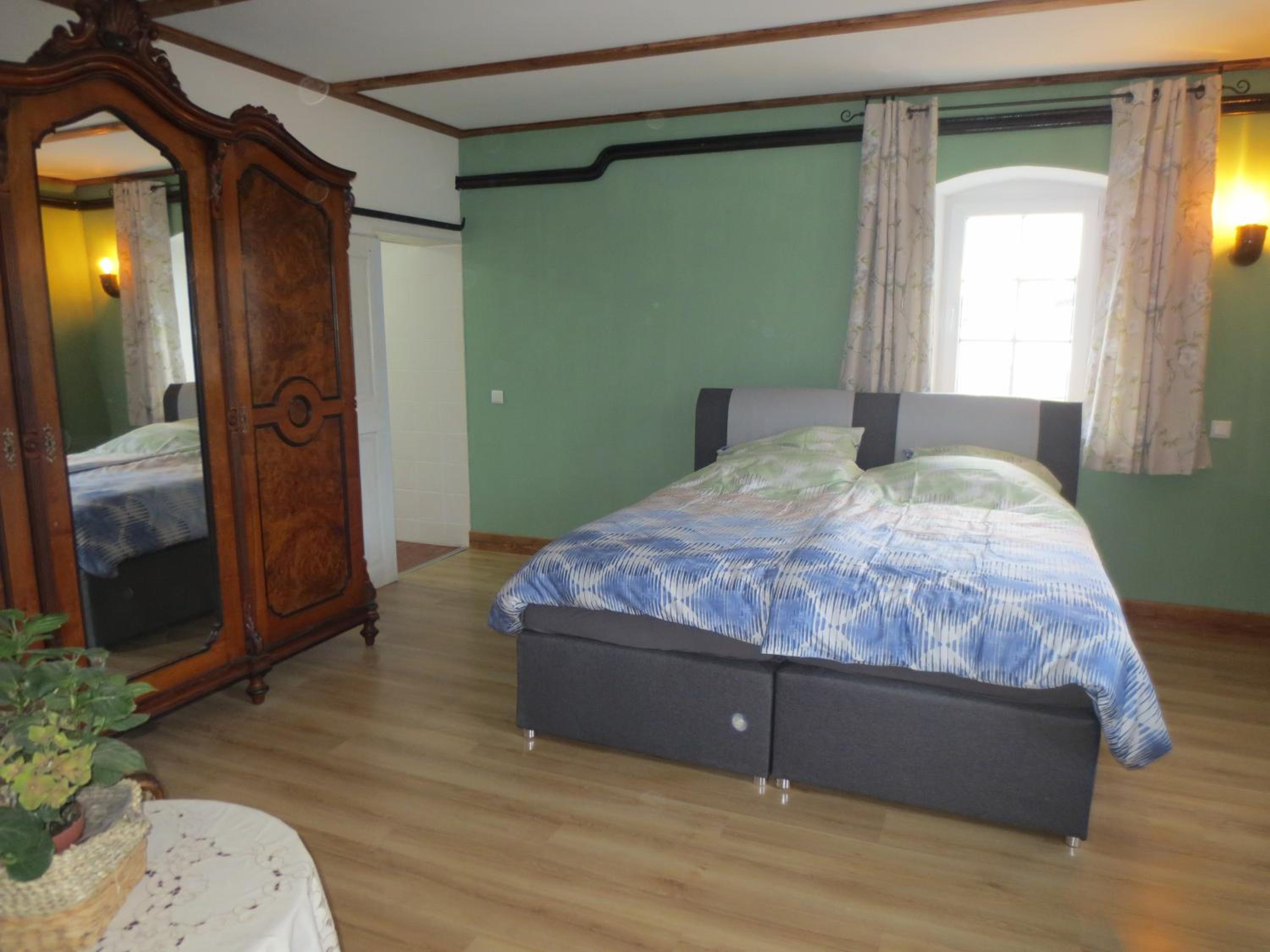 King Room with Roll-In Shower - Disability Access