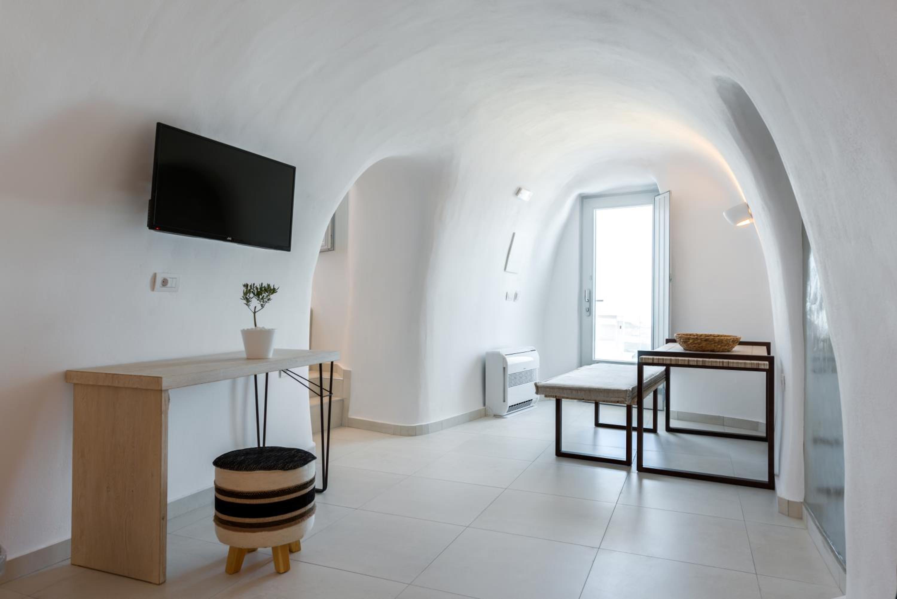 Cave Executive Suite Hot Tub
