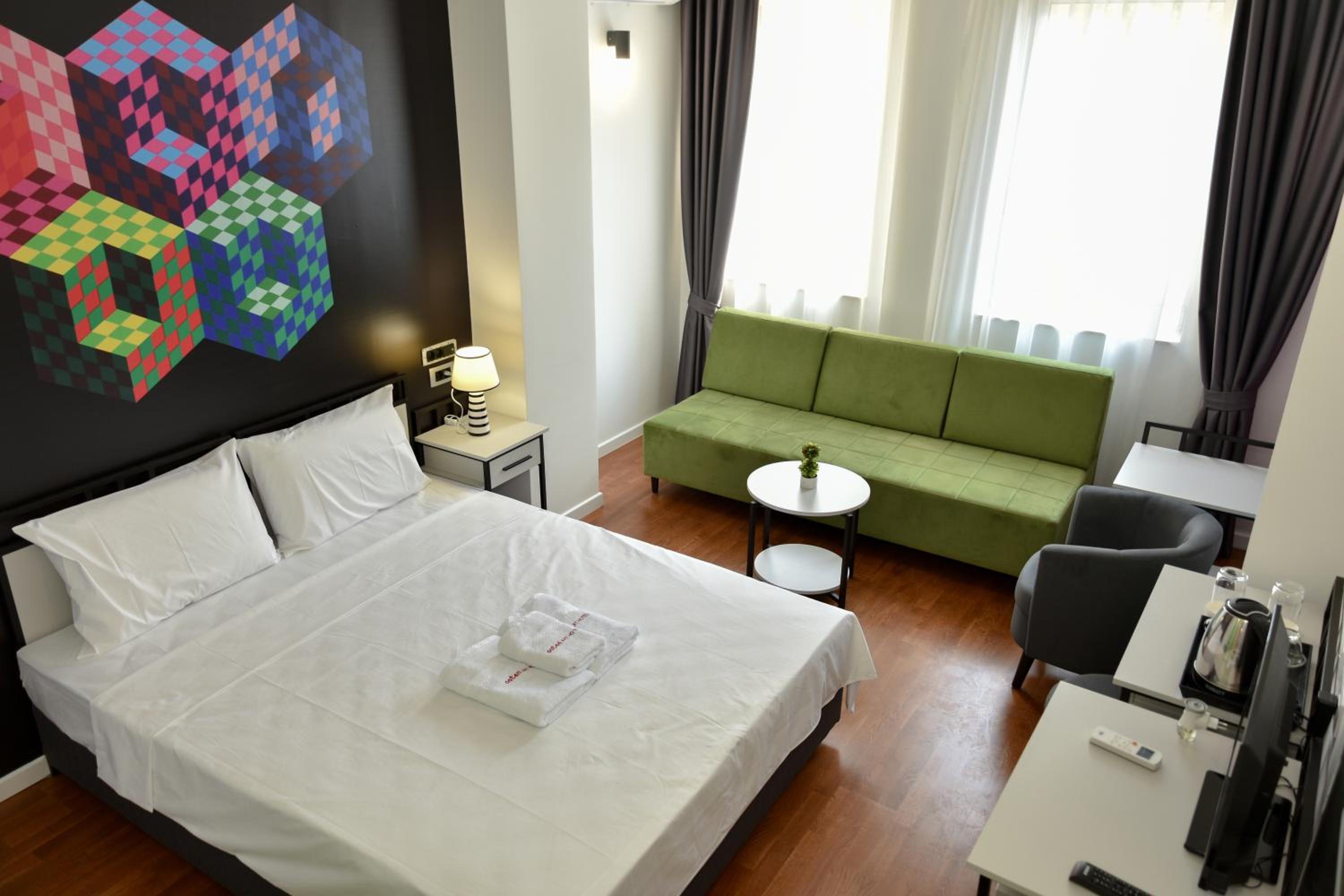 Color - Triple Room