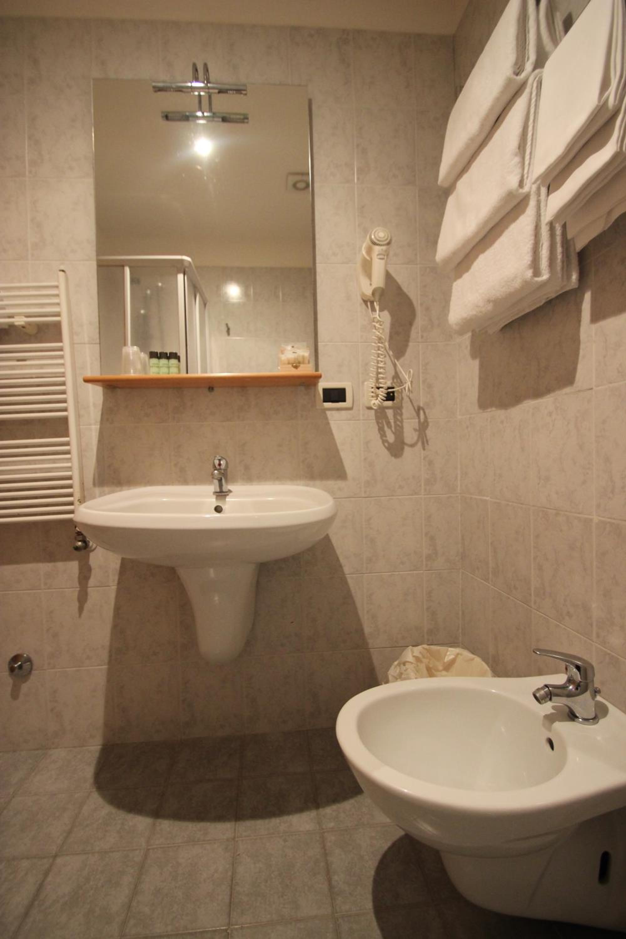 Standard Double Room - Photo 5