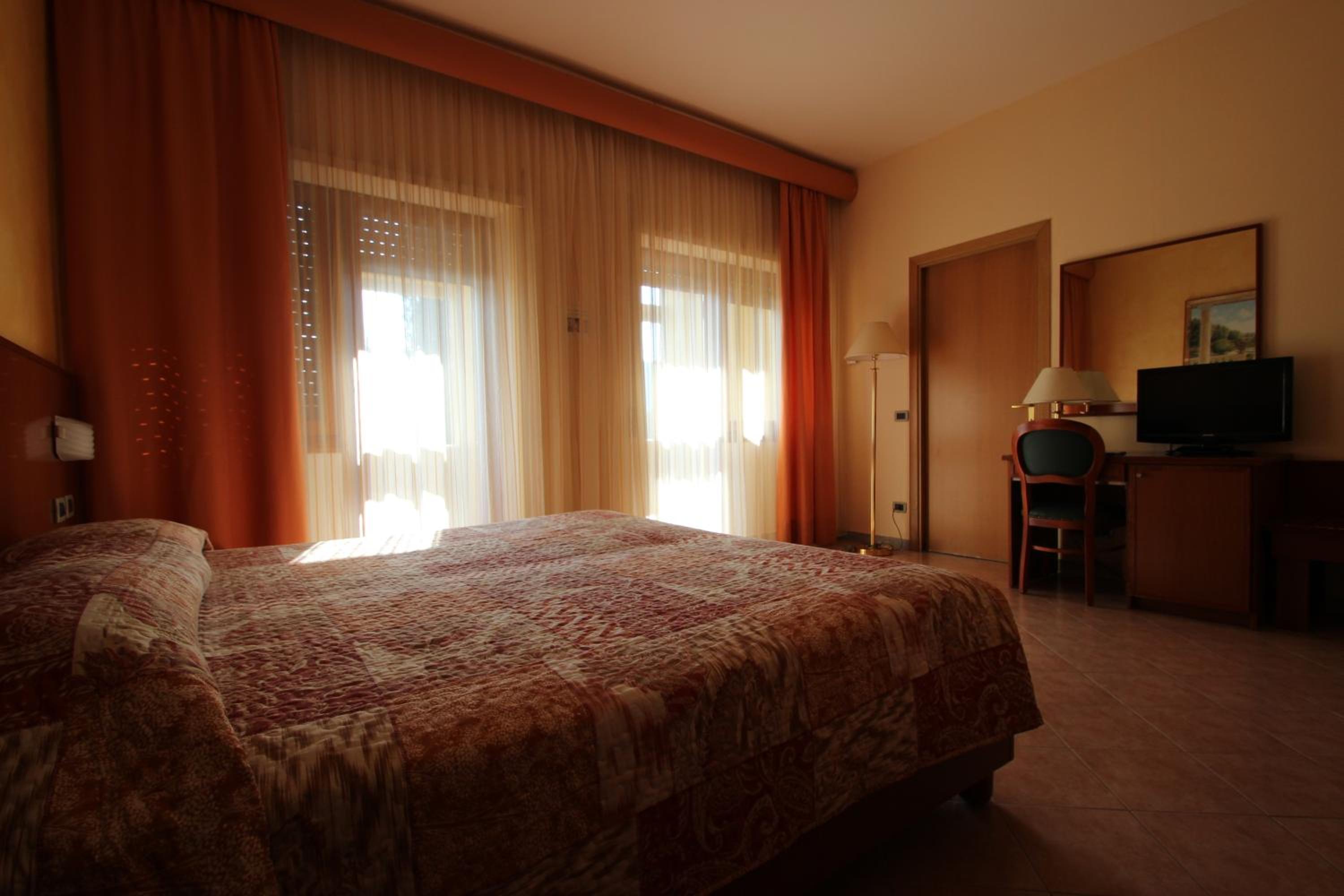 Standard Double Room - Photo 9