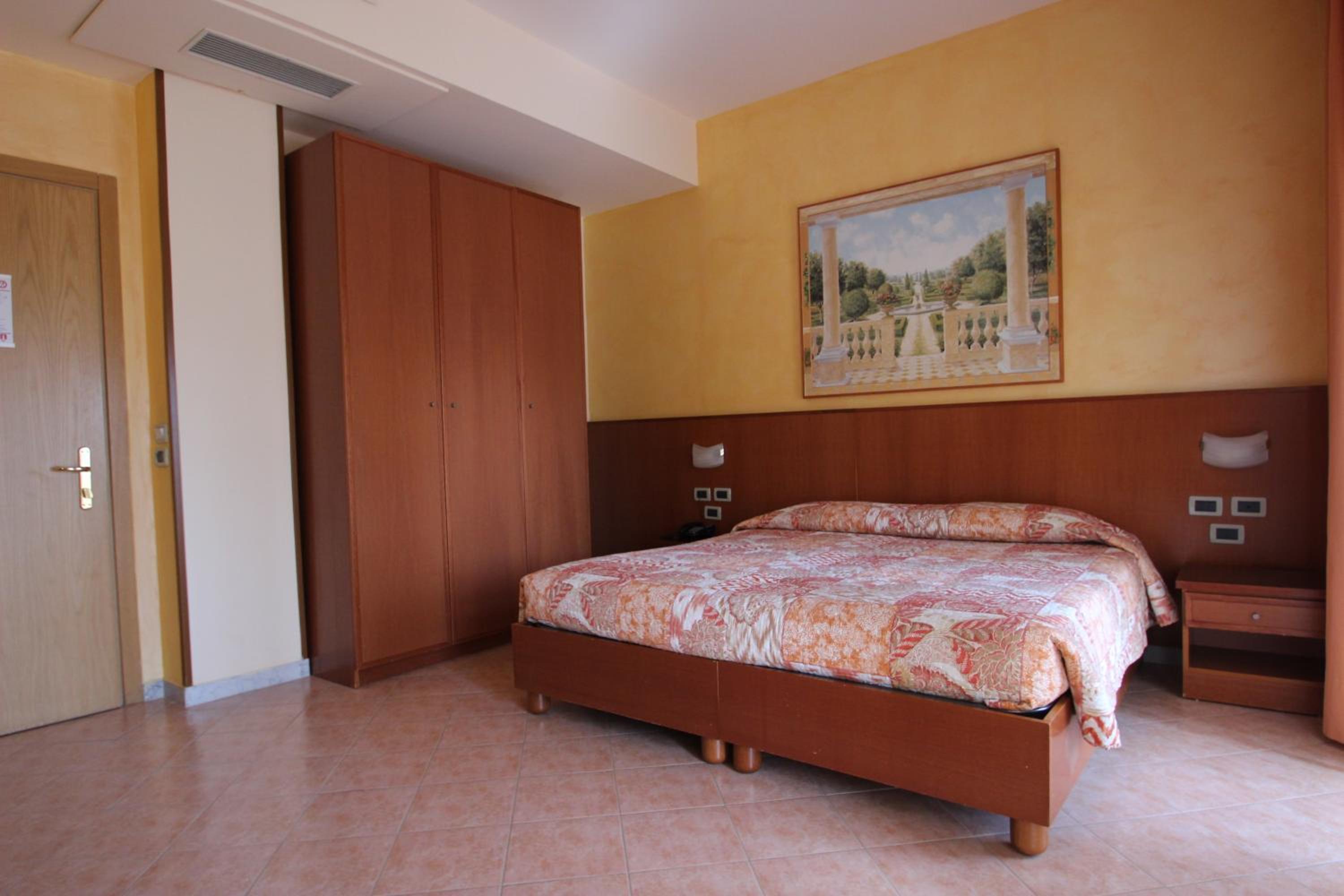 Standard Double Room - Photo 7