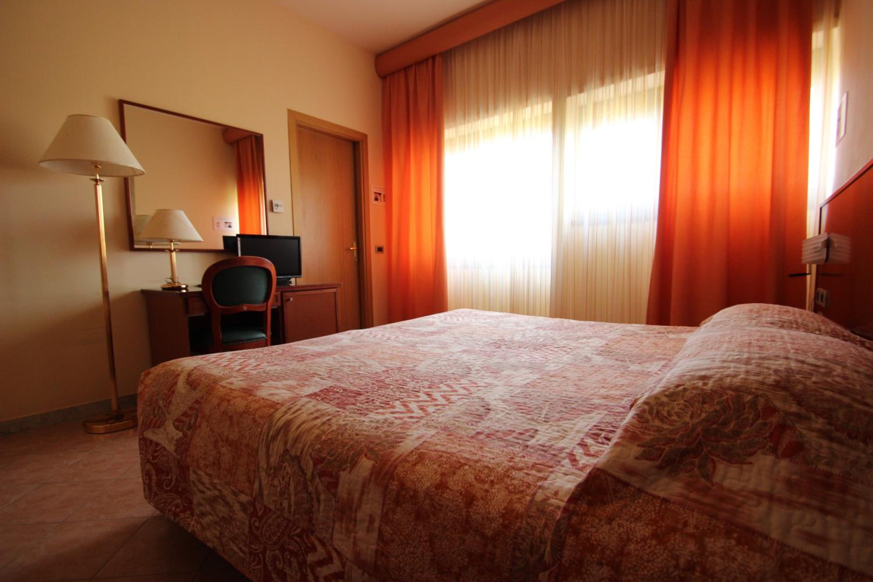 Standard Double Room - Photo 8