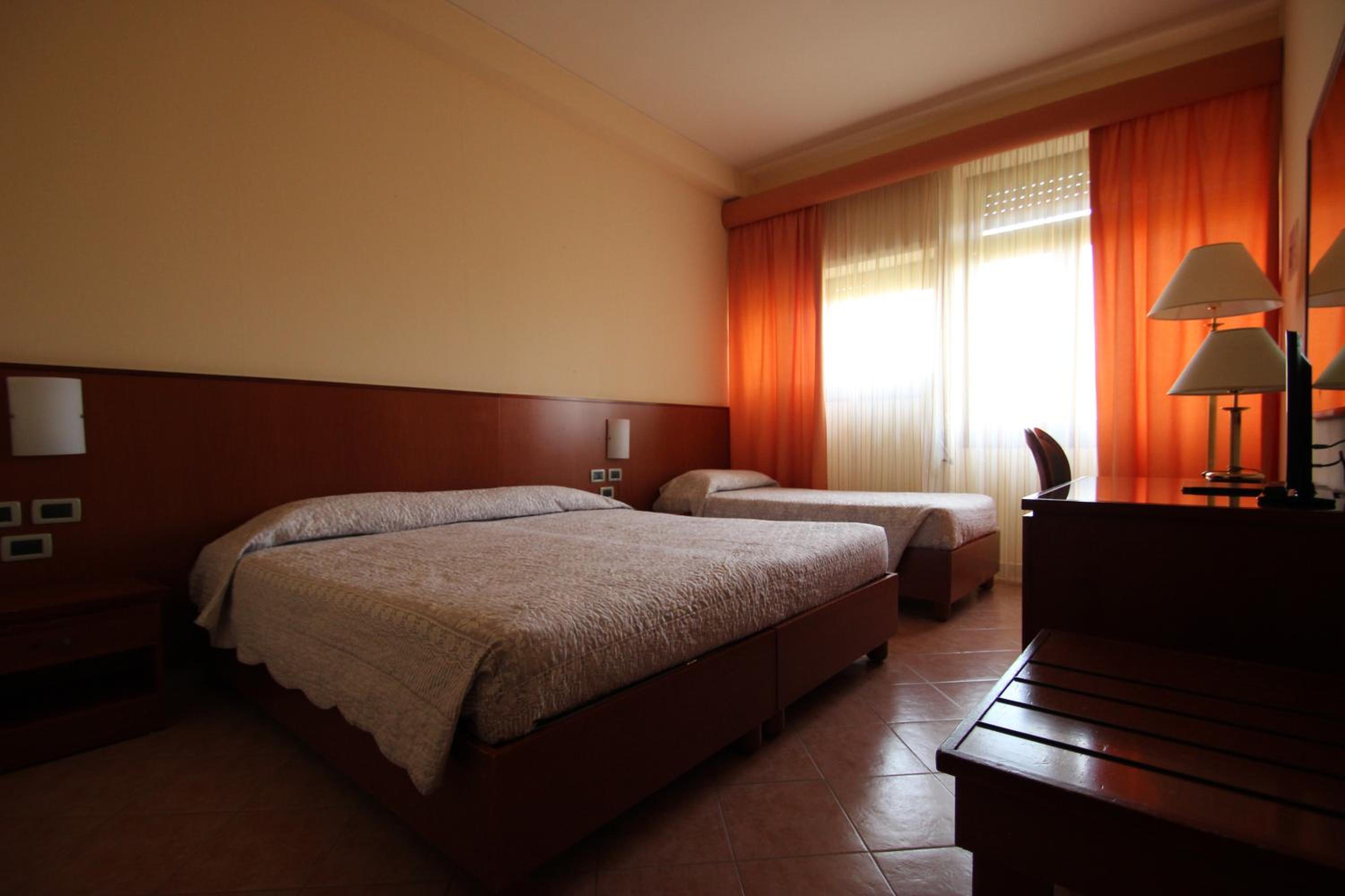 Standard Triple Room - Photo 4