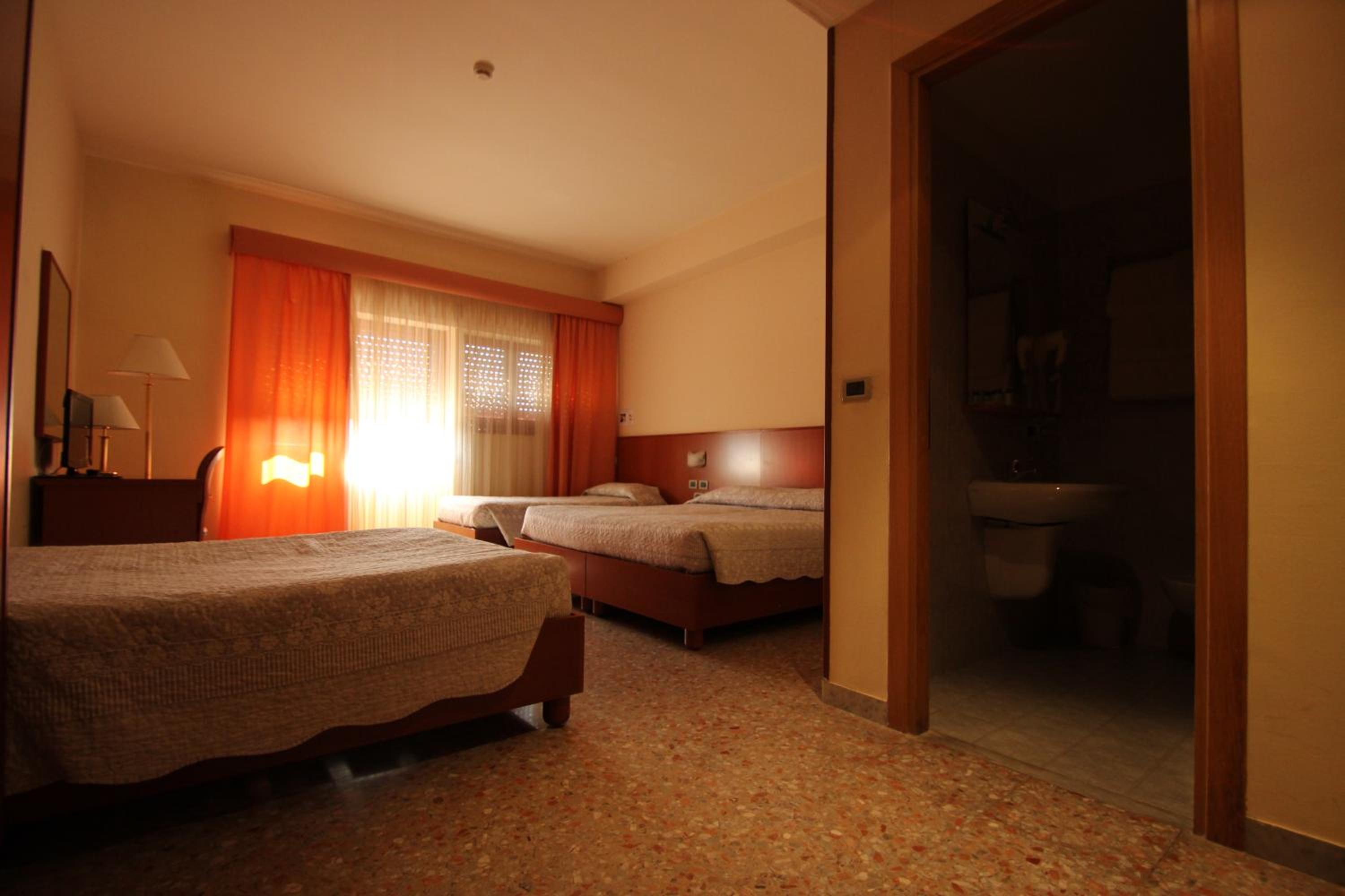 Standard Quadruple Room - Photo 2