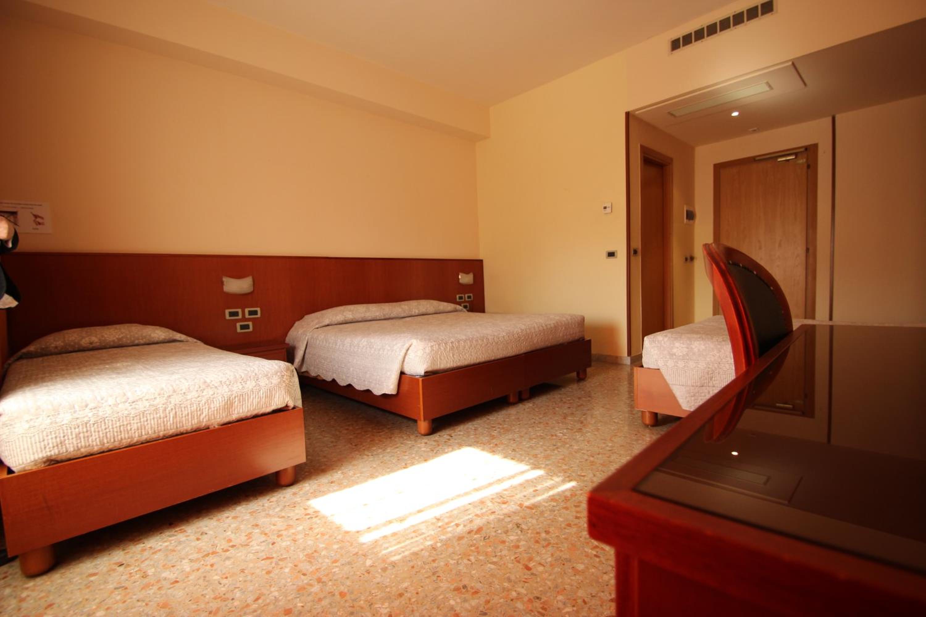 Standard Quadruple Room - Photo 1