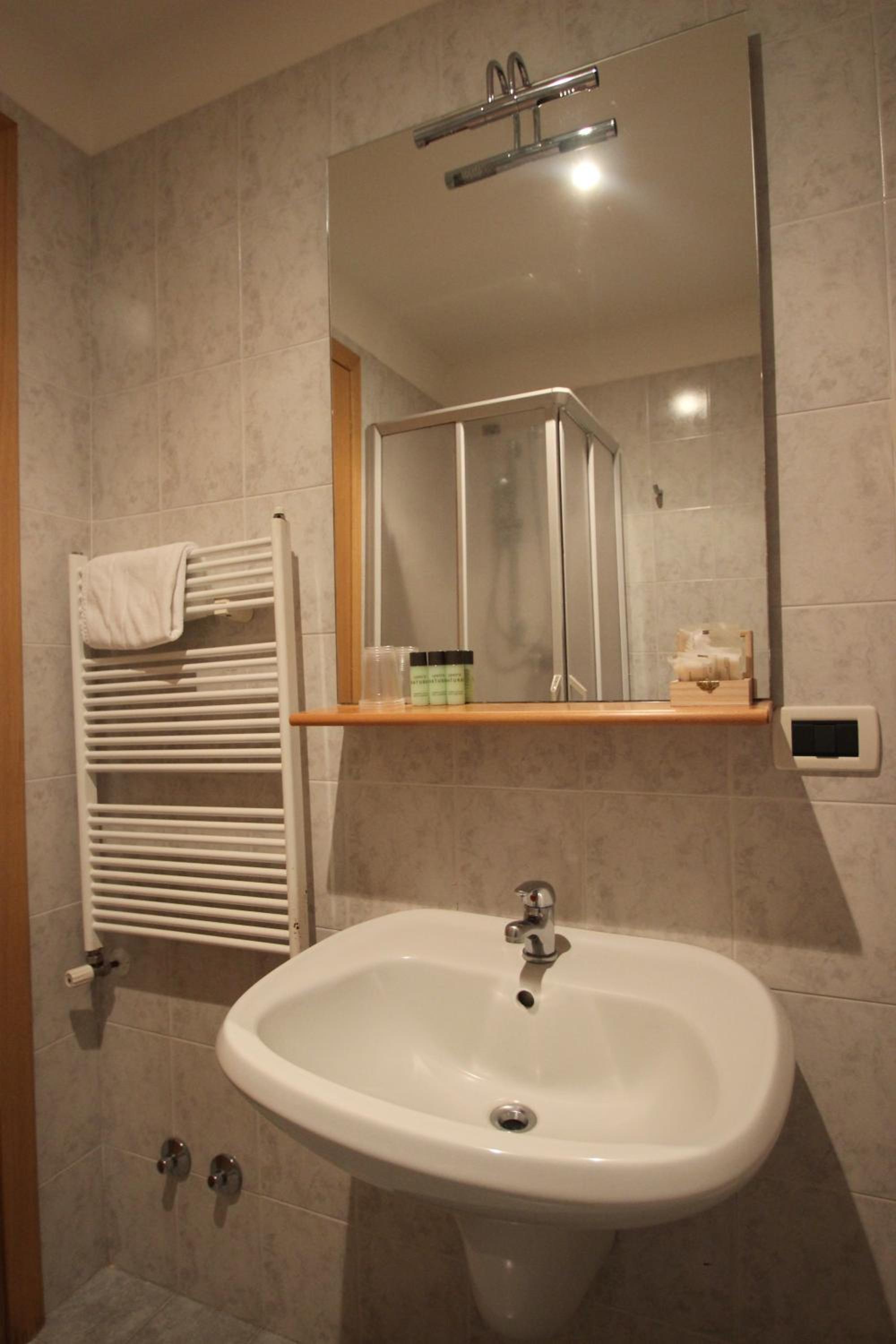 Standard Double Room - Photo 4