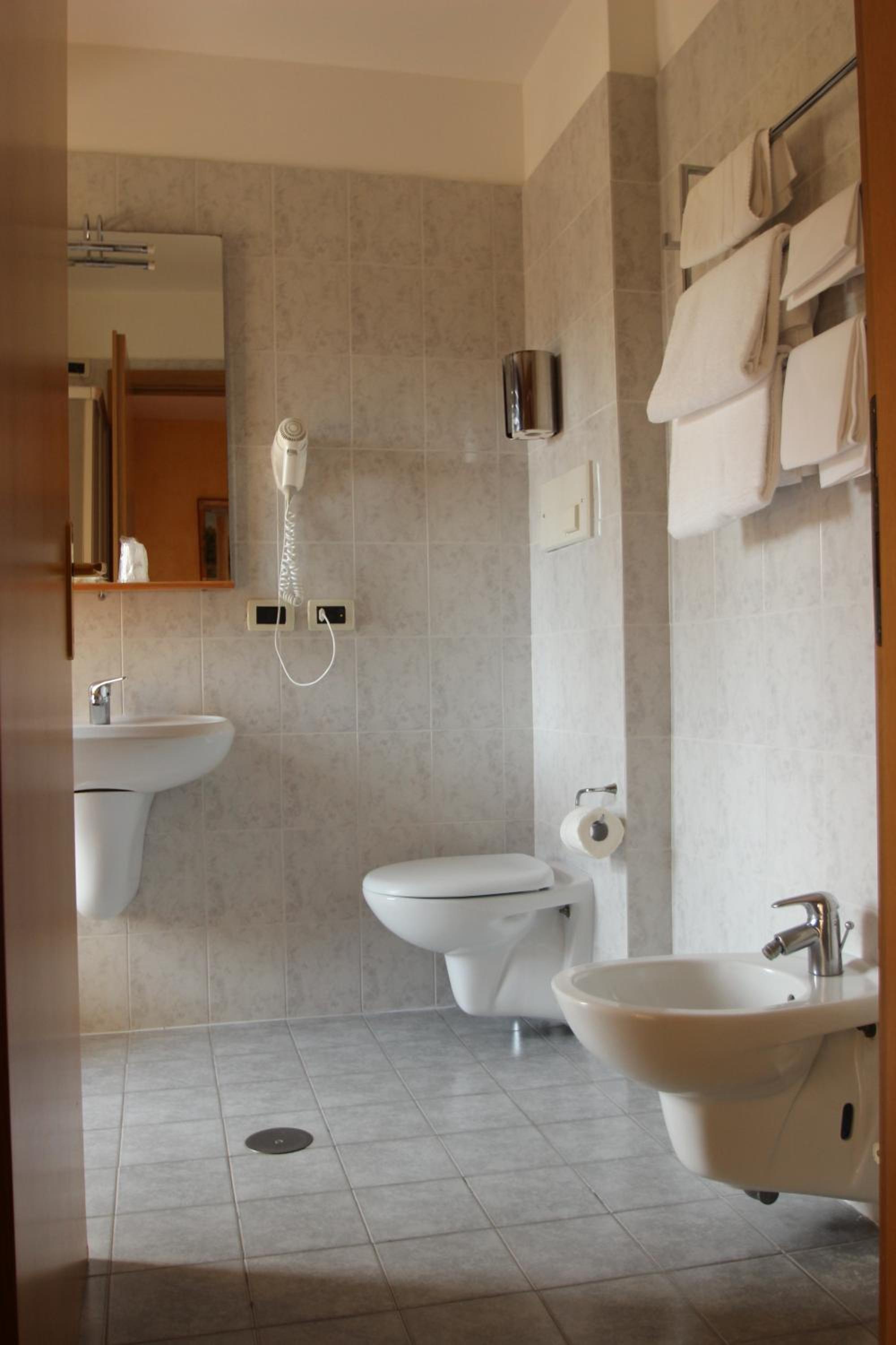 Standard Double Room - Photo 10