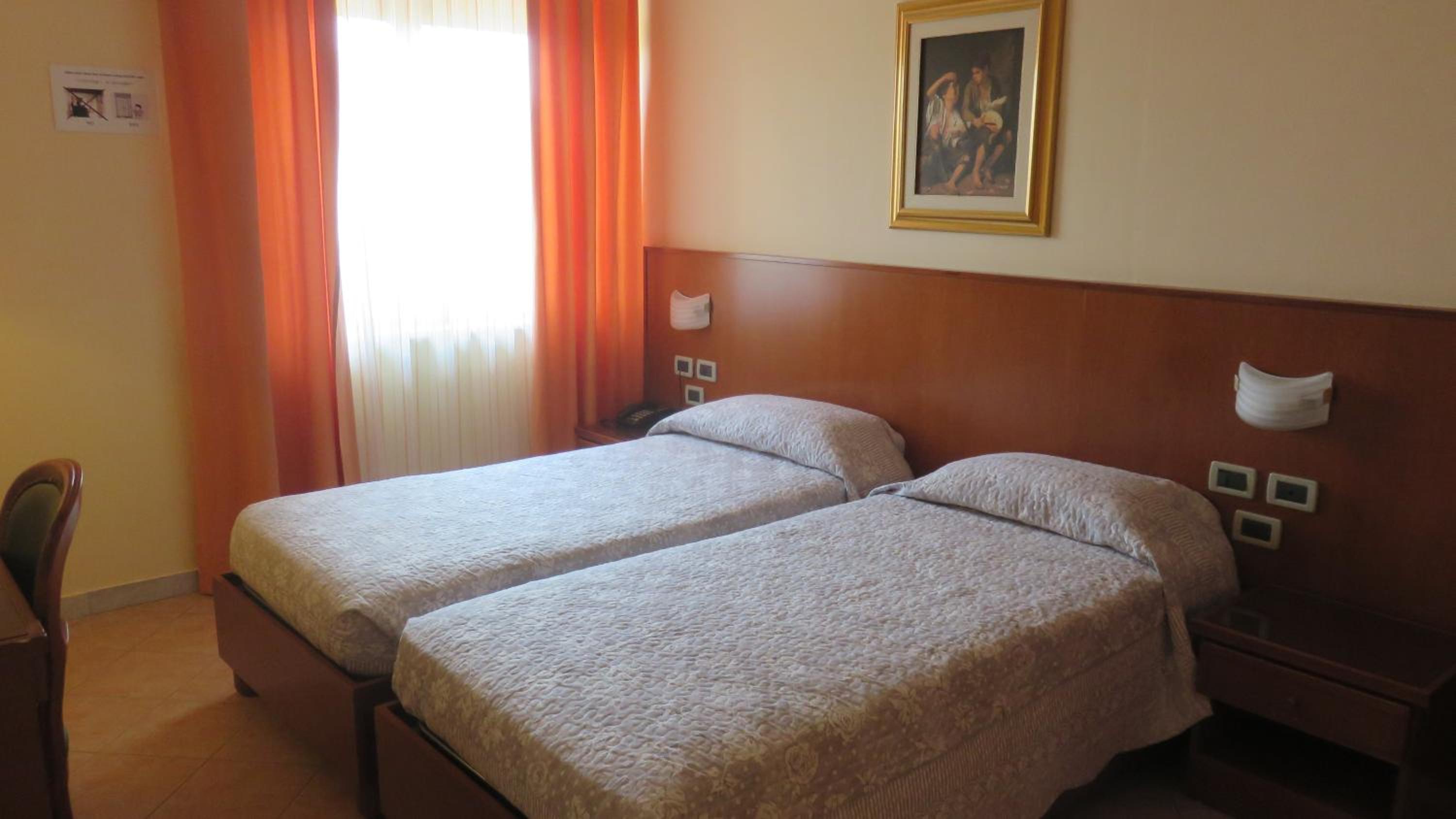 Standard Double Room - Photo 6