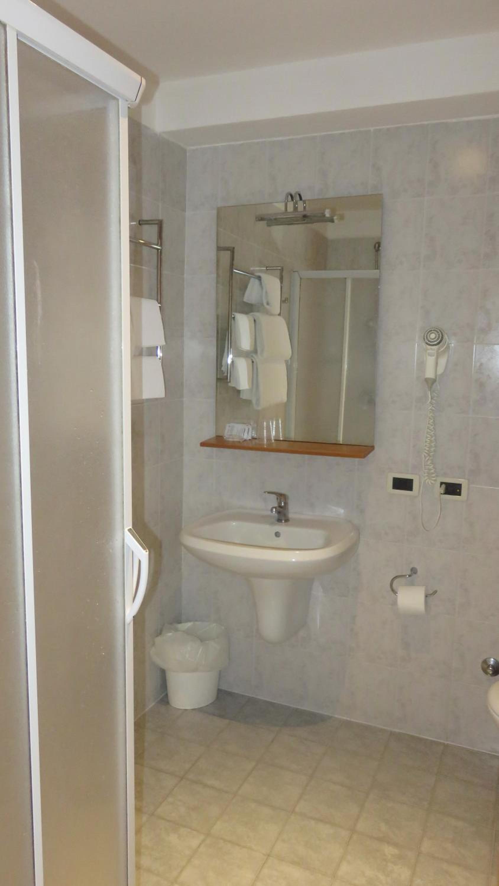 Standard Double Room - Photo 3