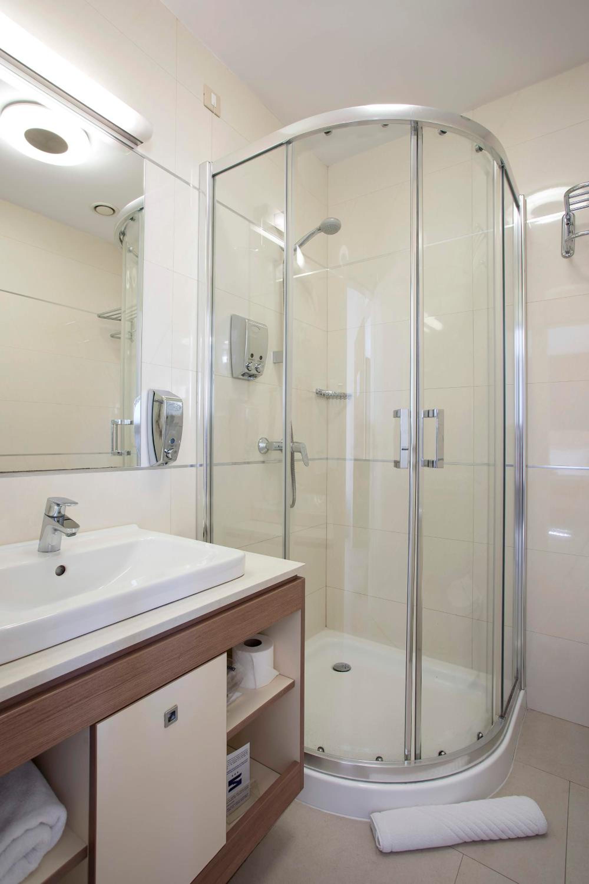 Twin Room with Free Parking - Photo 3