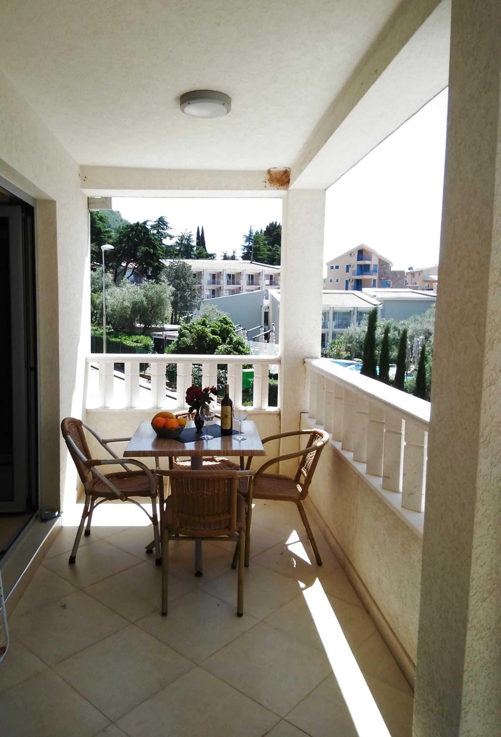 One-Bedroom Apartment with Partial Sea View photo 2