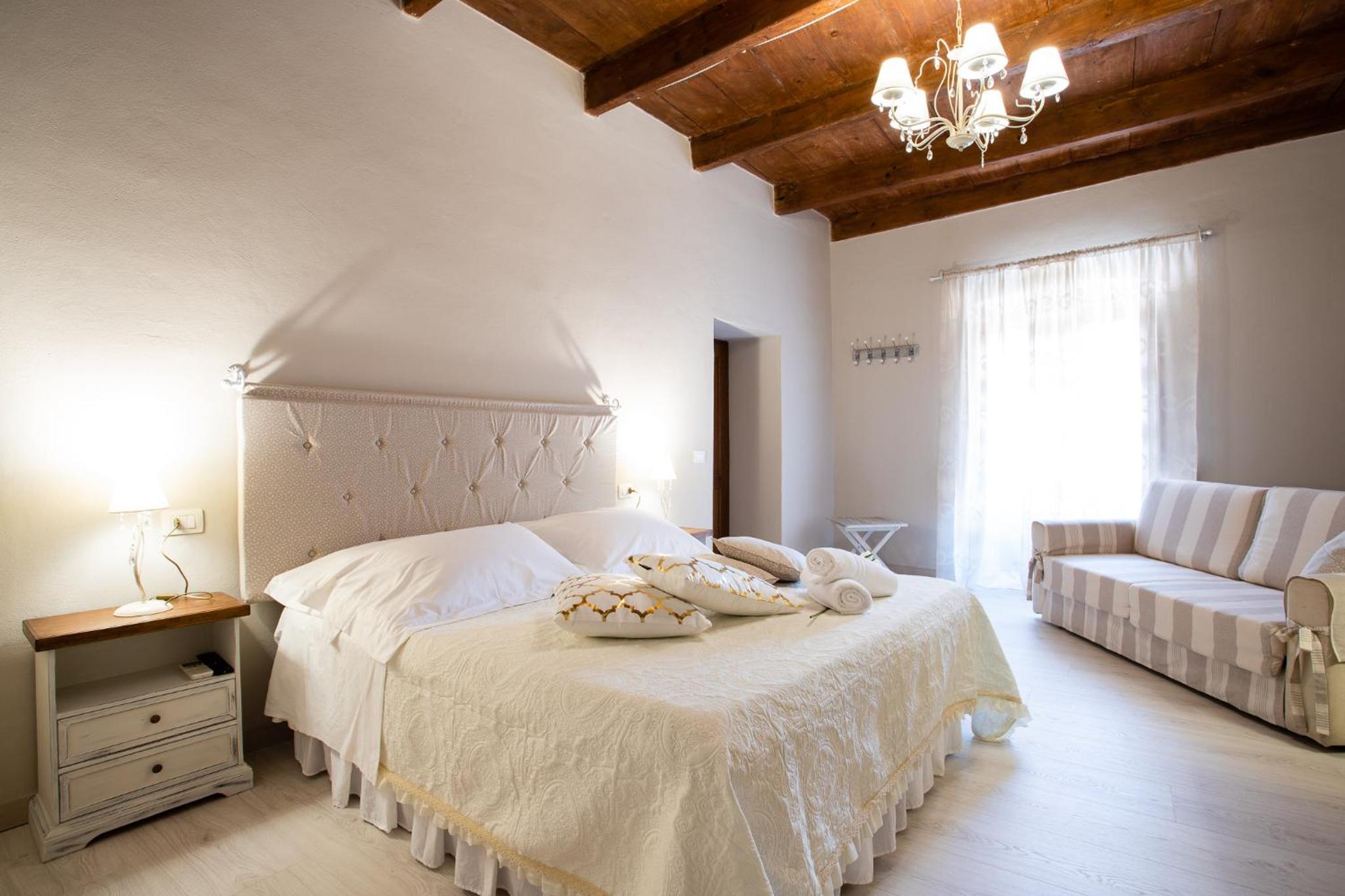 Family Room with Private Bathroom - Photo 2