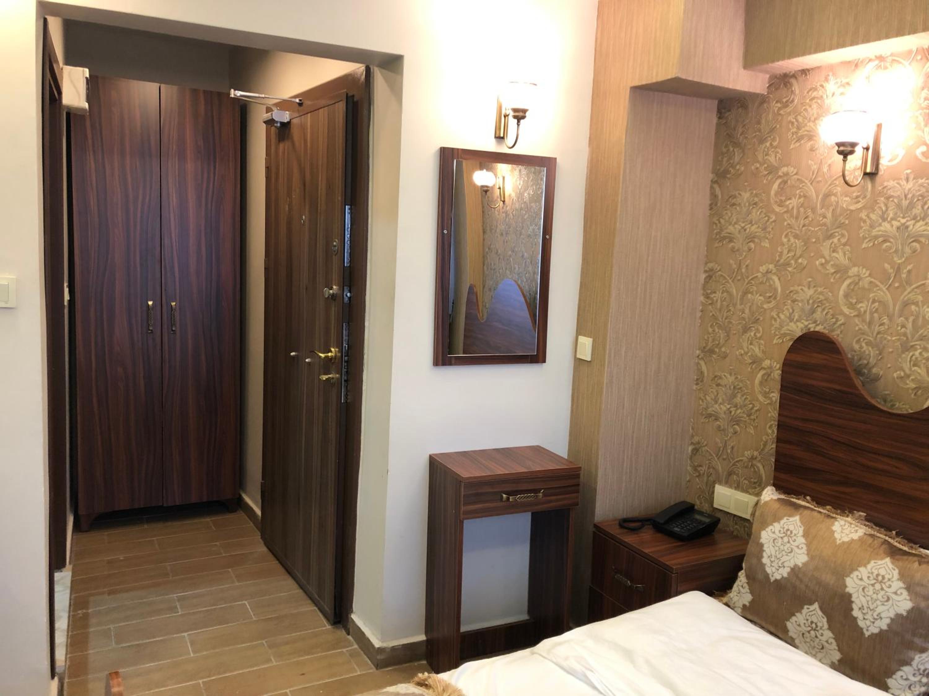 Economy Triple Room photo 2
