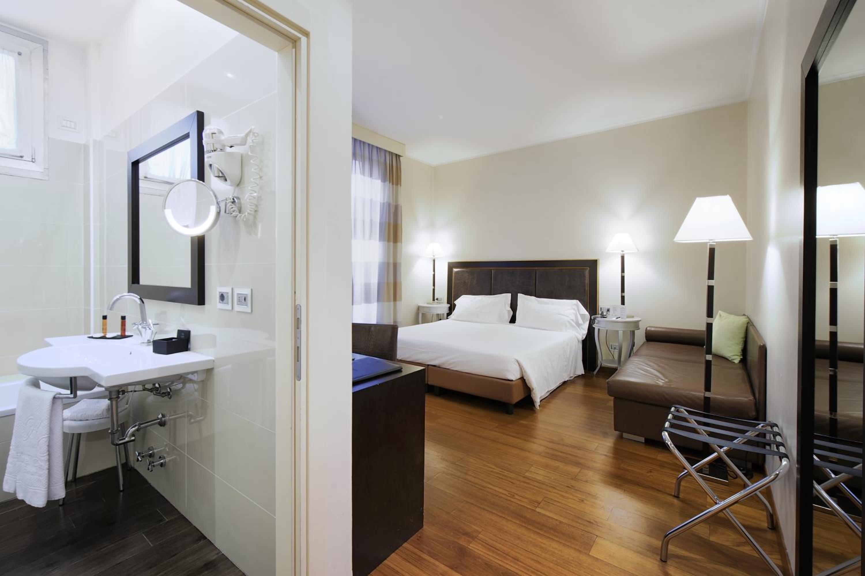 Deluxe Triple Room thumbnail 5