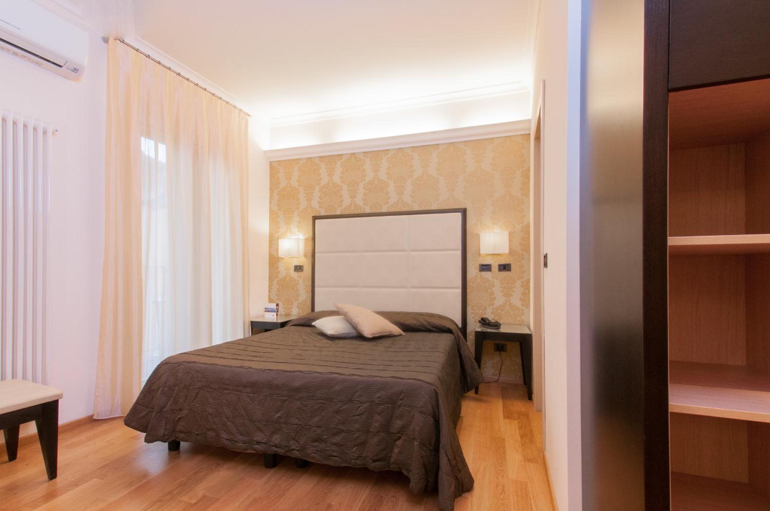 Double or Twin Room thumbnail 6