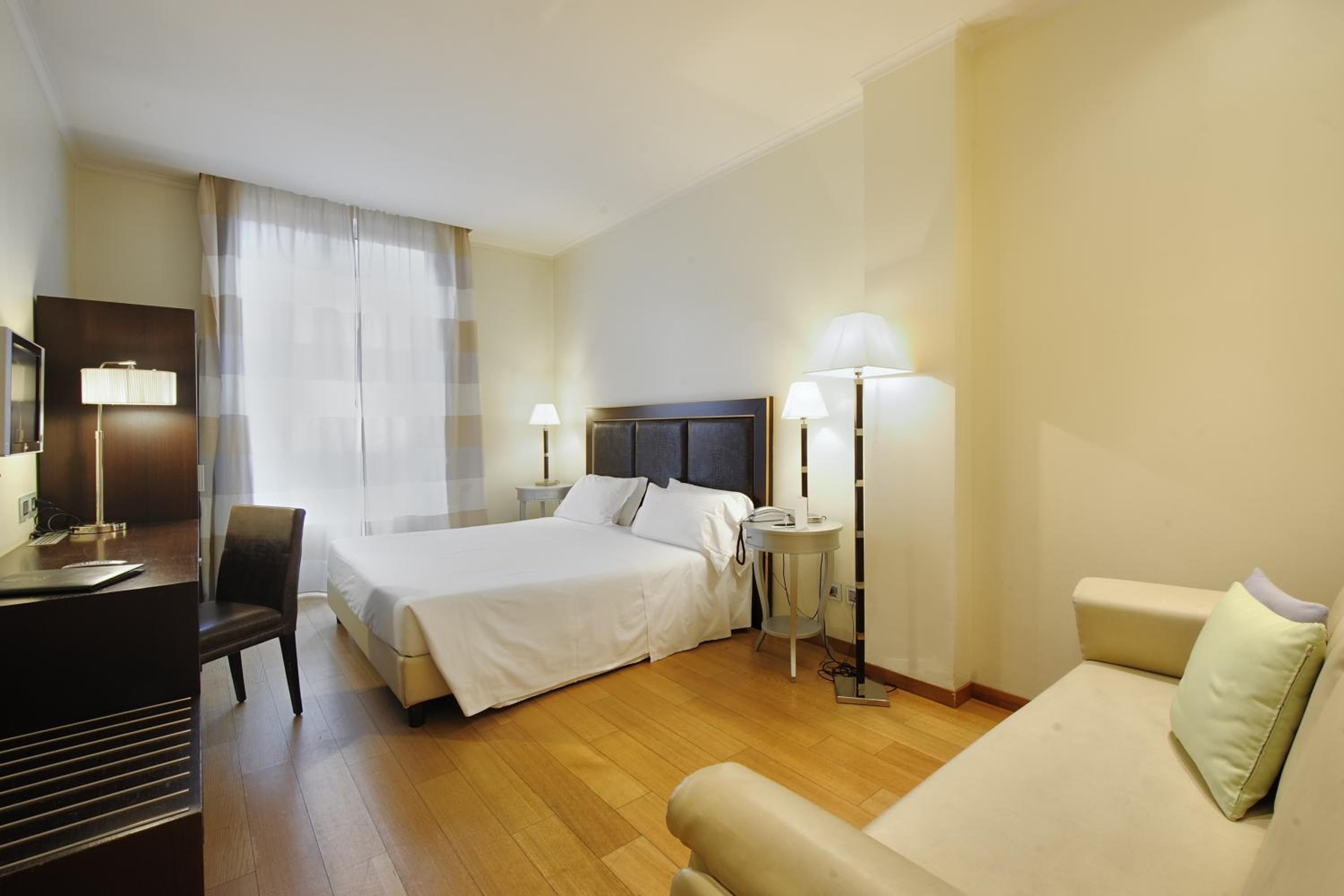 Deluxe Triple Room thumbnail 6