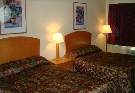 Queen Room with Two Queen Beds photo 3