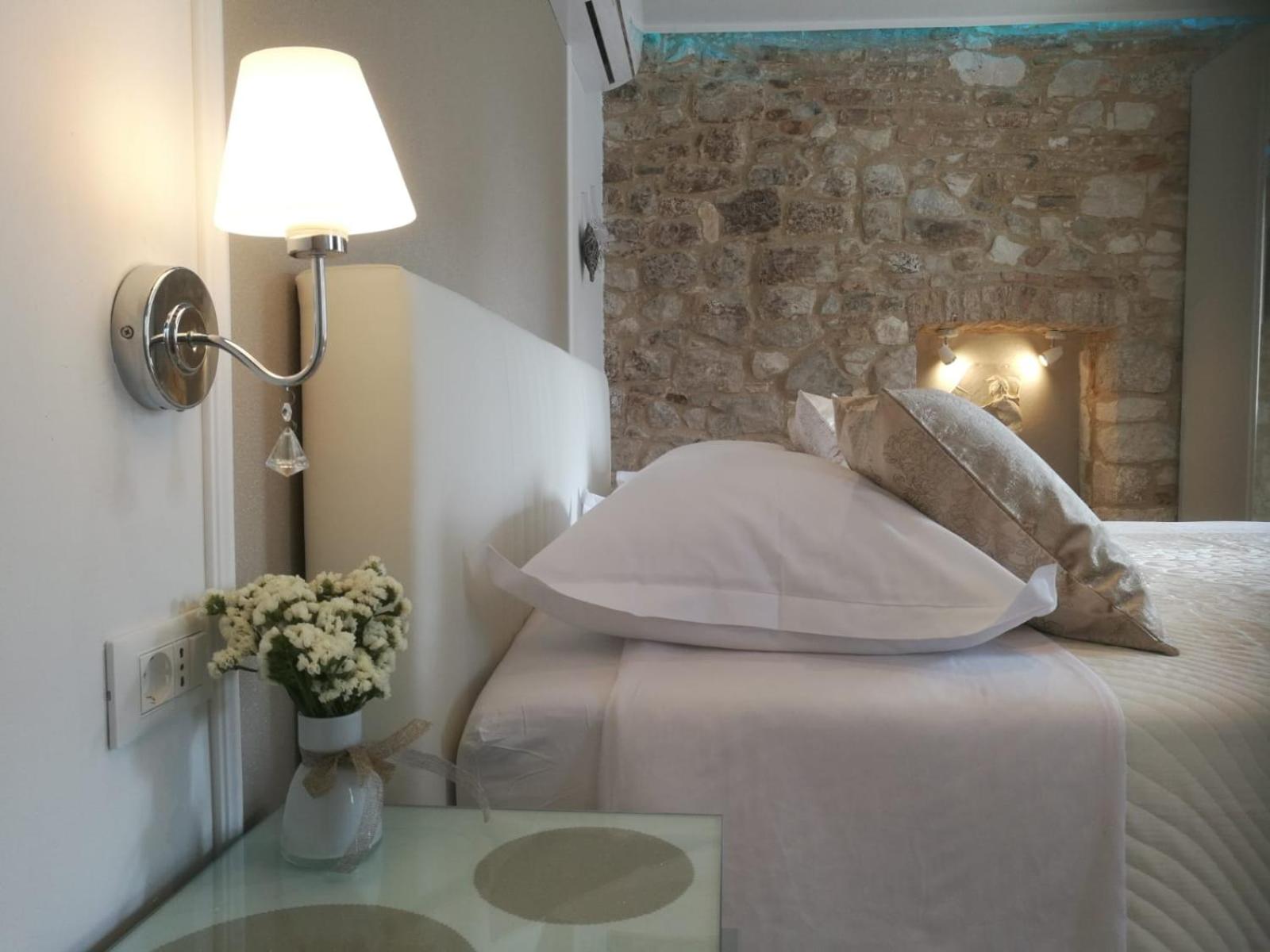 Deluxe King Room - Photo 7